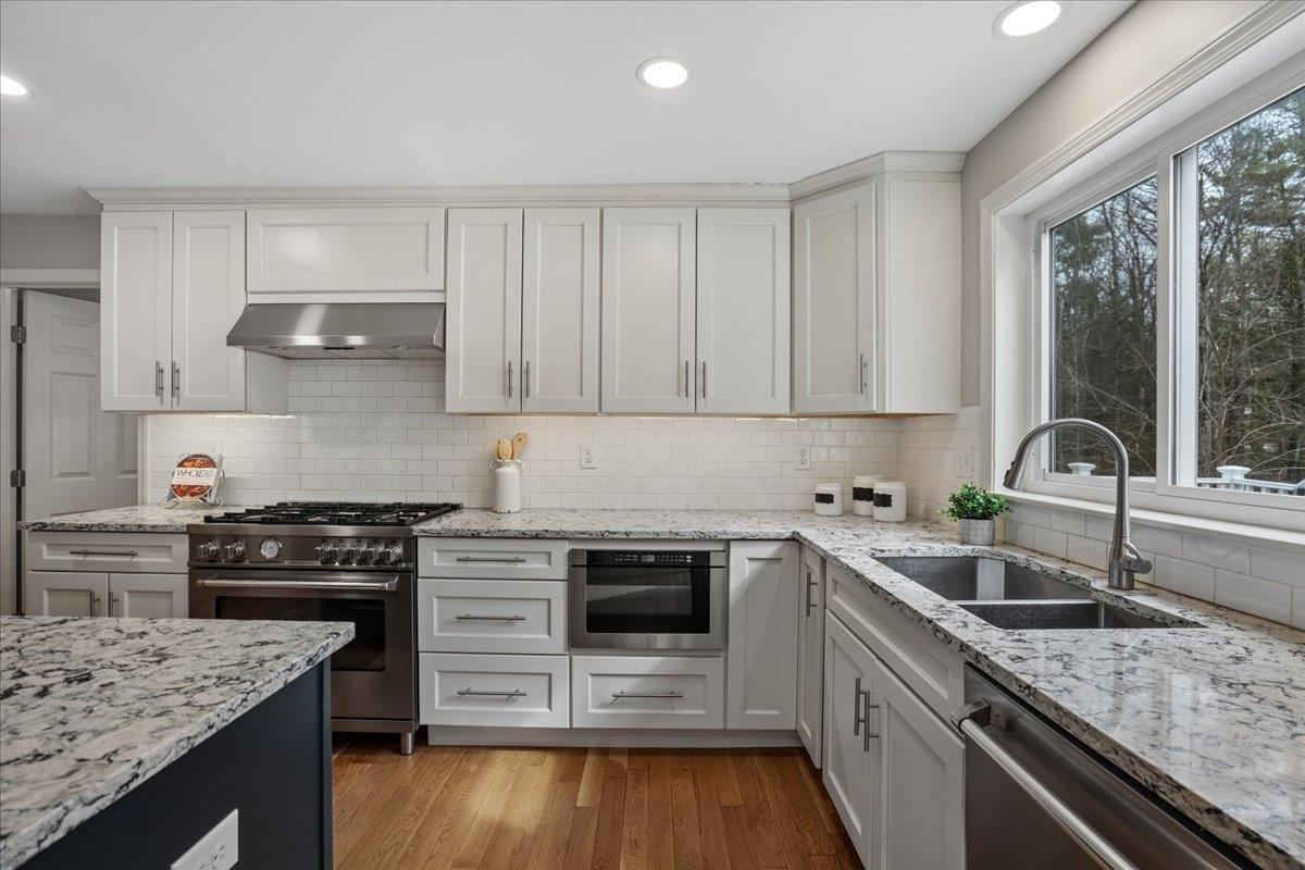 50 Hearthside Cir, Bedford, NH 03110