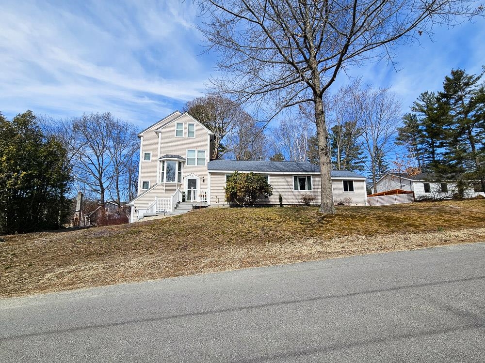 15 Ayers Ln, Dover, NH 03820