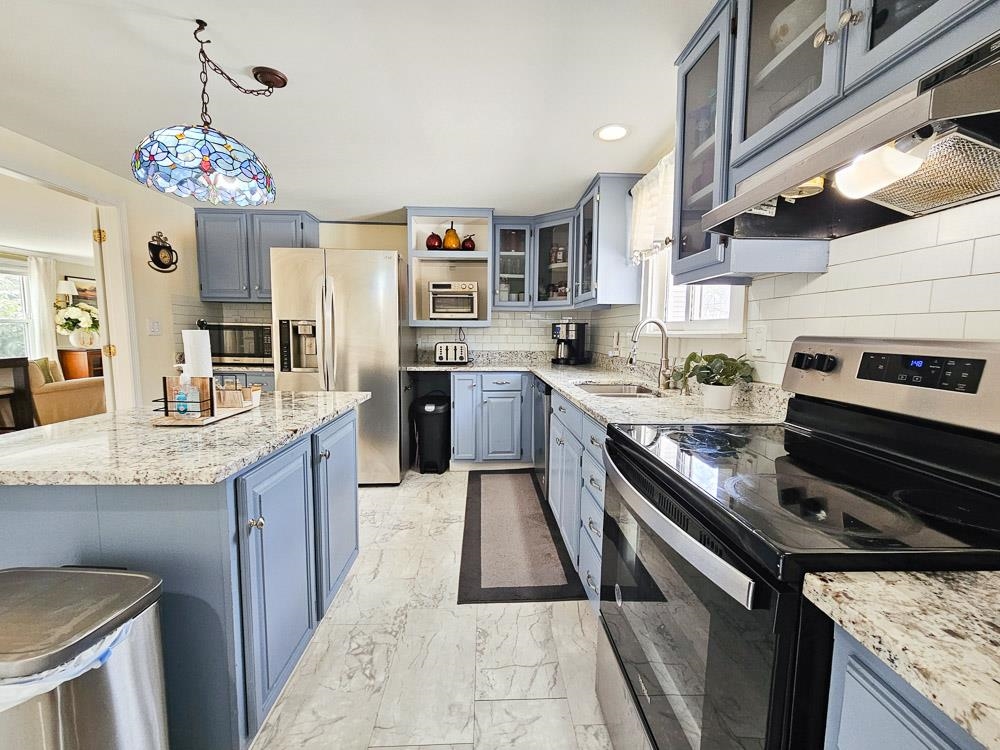 15 Ayers Ln, Dover, NH 03820