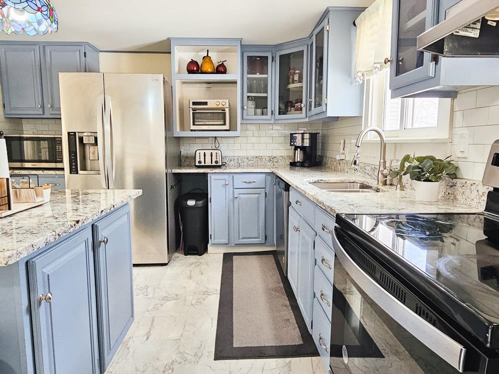 15 Ayers Ln, Dover, NH 03820