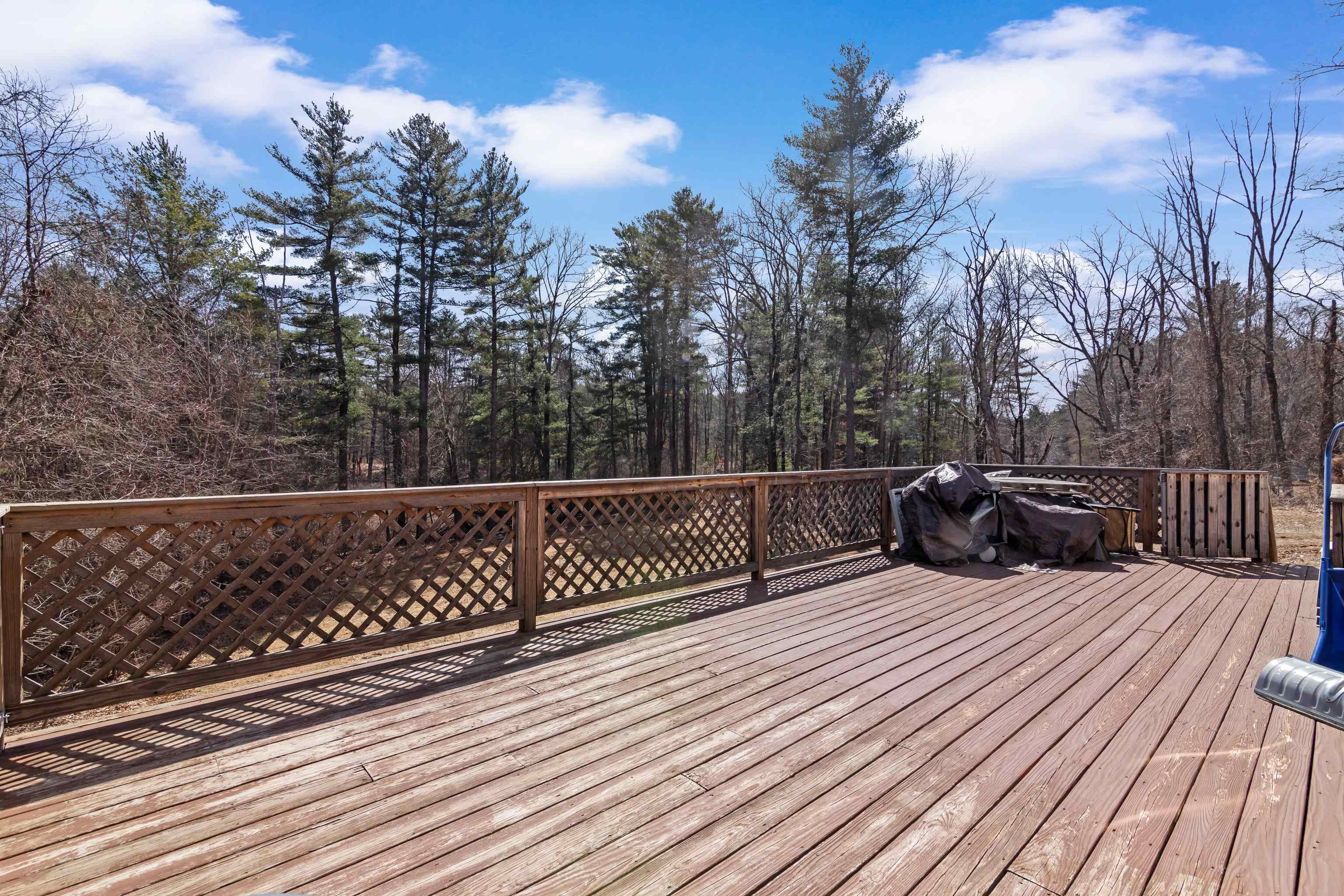 49 Chester Rd, Derry, NH 03038