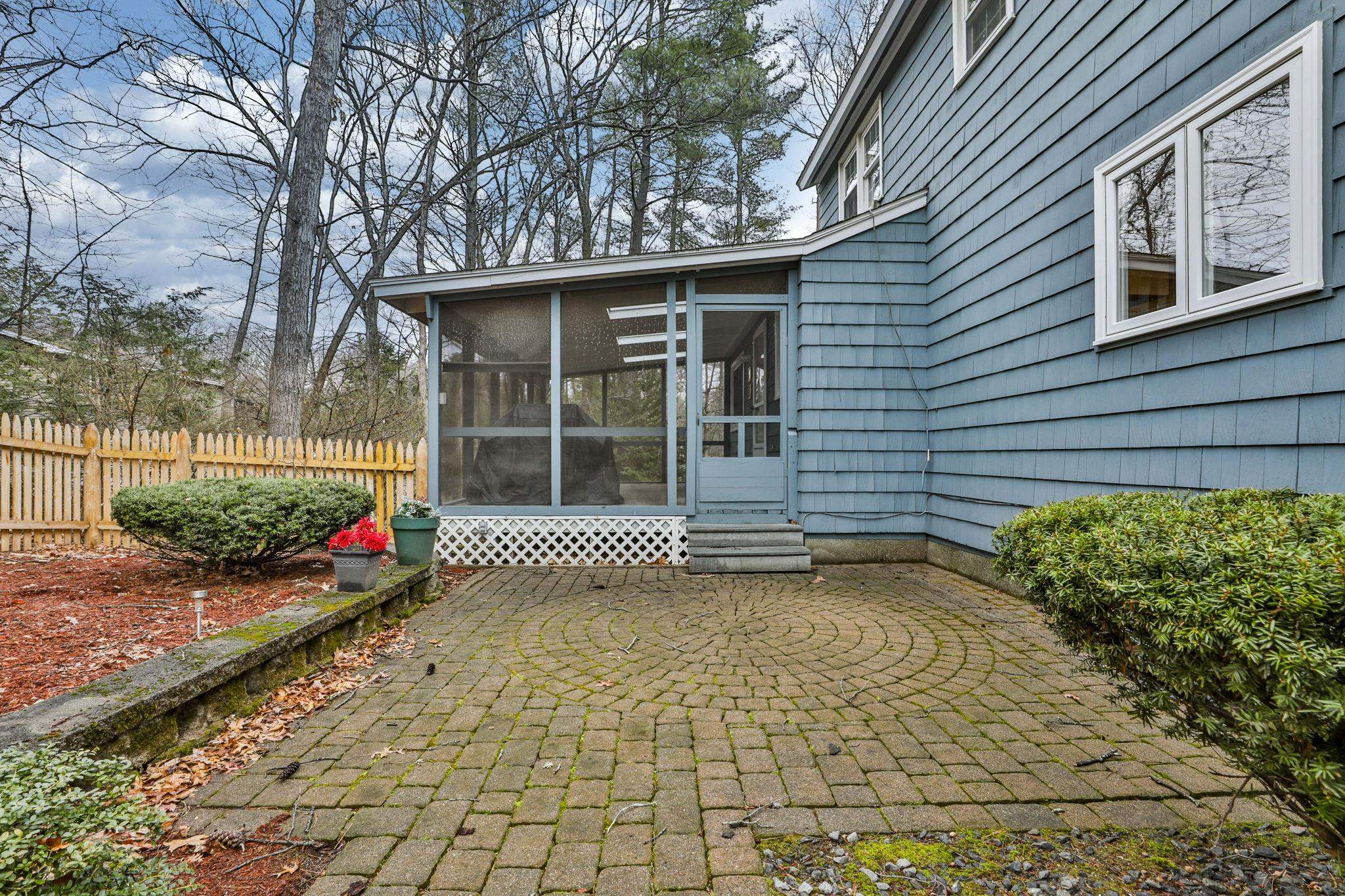 77 Dunbarton Dr, Nashua, NH 03063