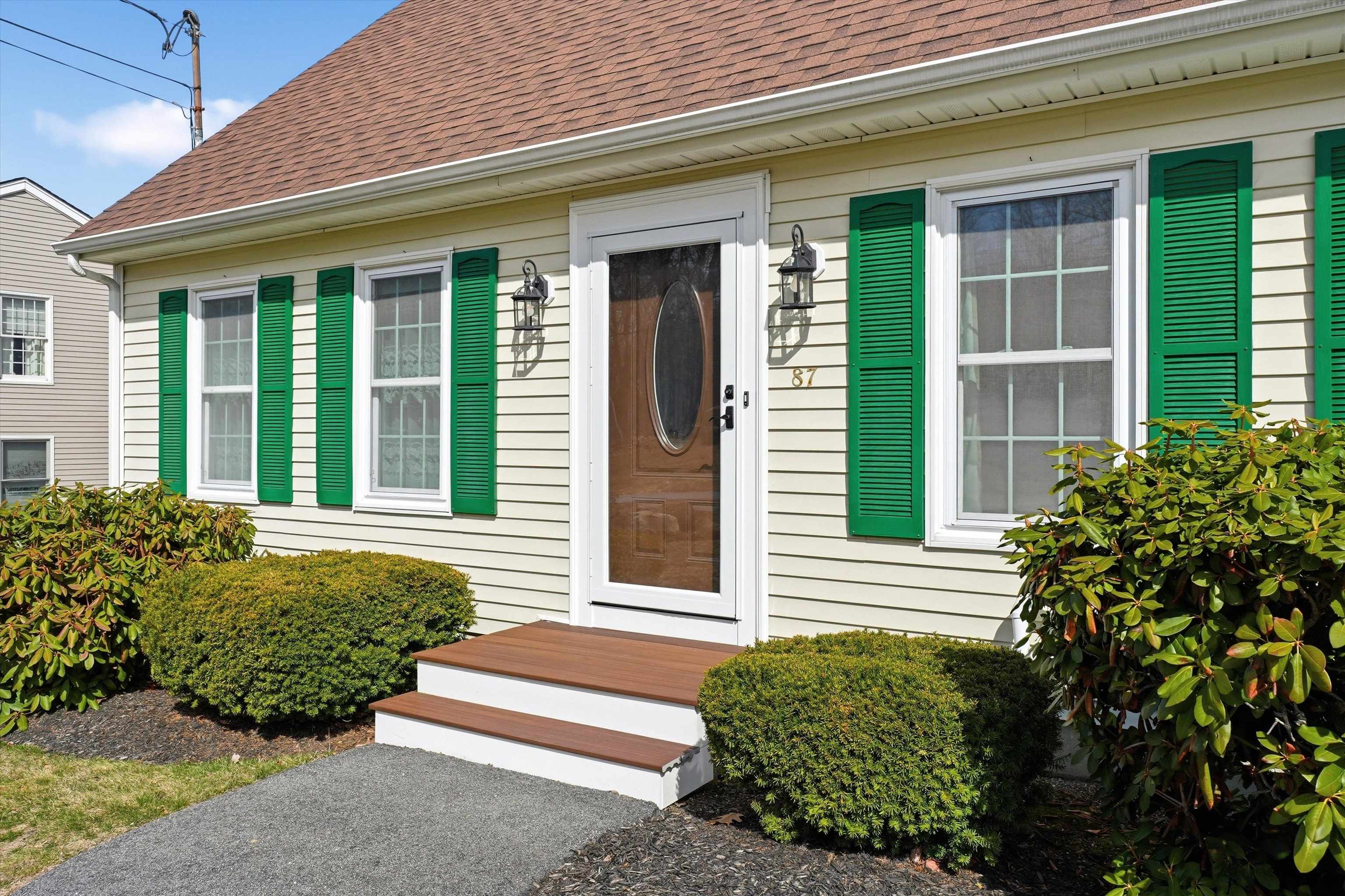 87 Overledge Extension Dr, Derry, NH 03038