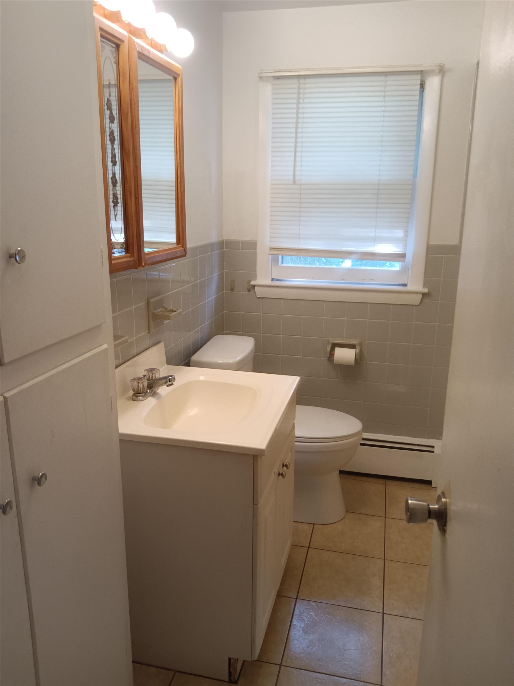 1069 Hayward St, Manchester, NH 03103