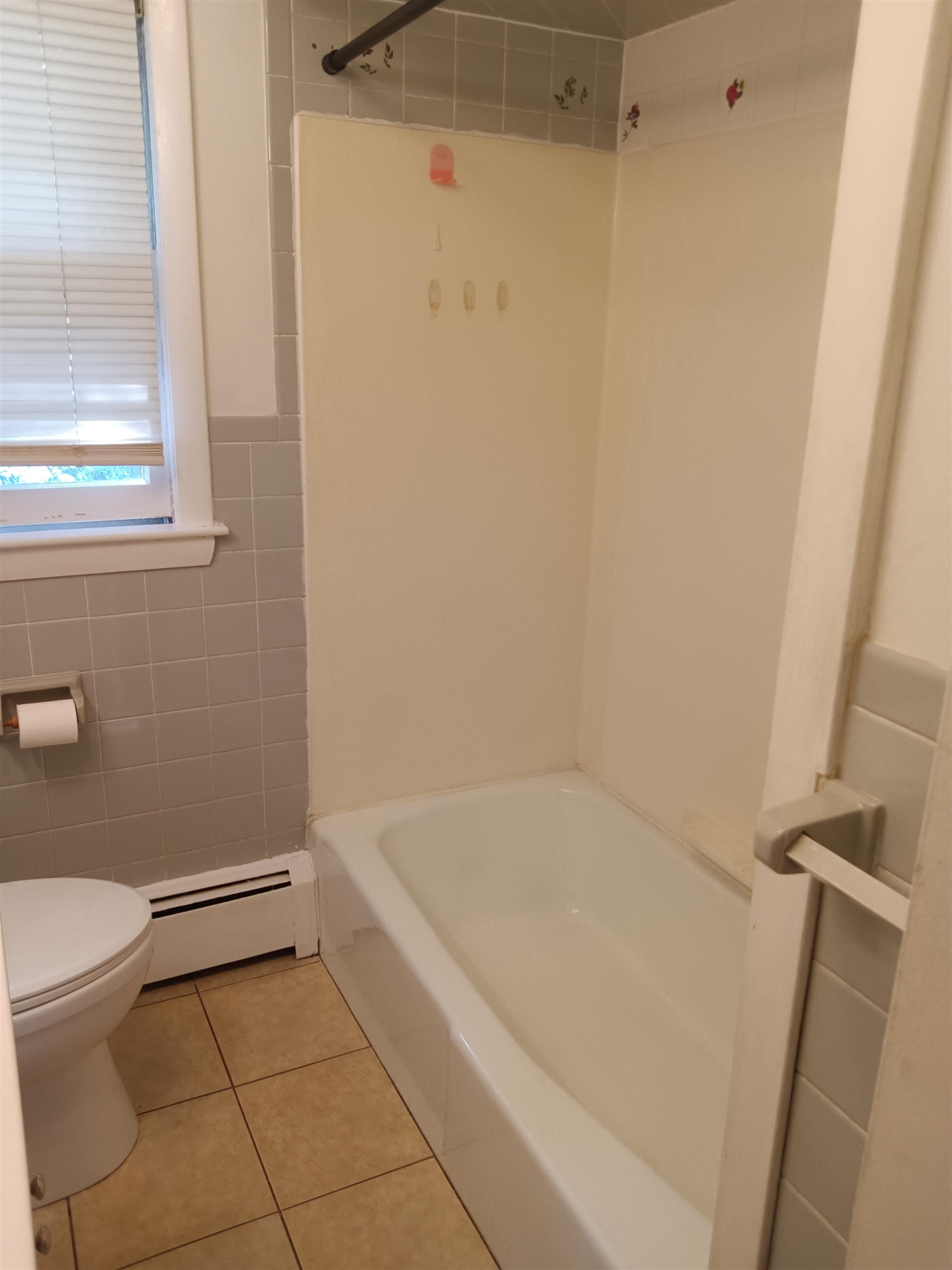 1069 Hayward St, Manchester, NH 03103