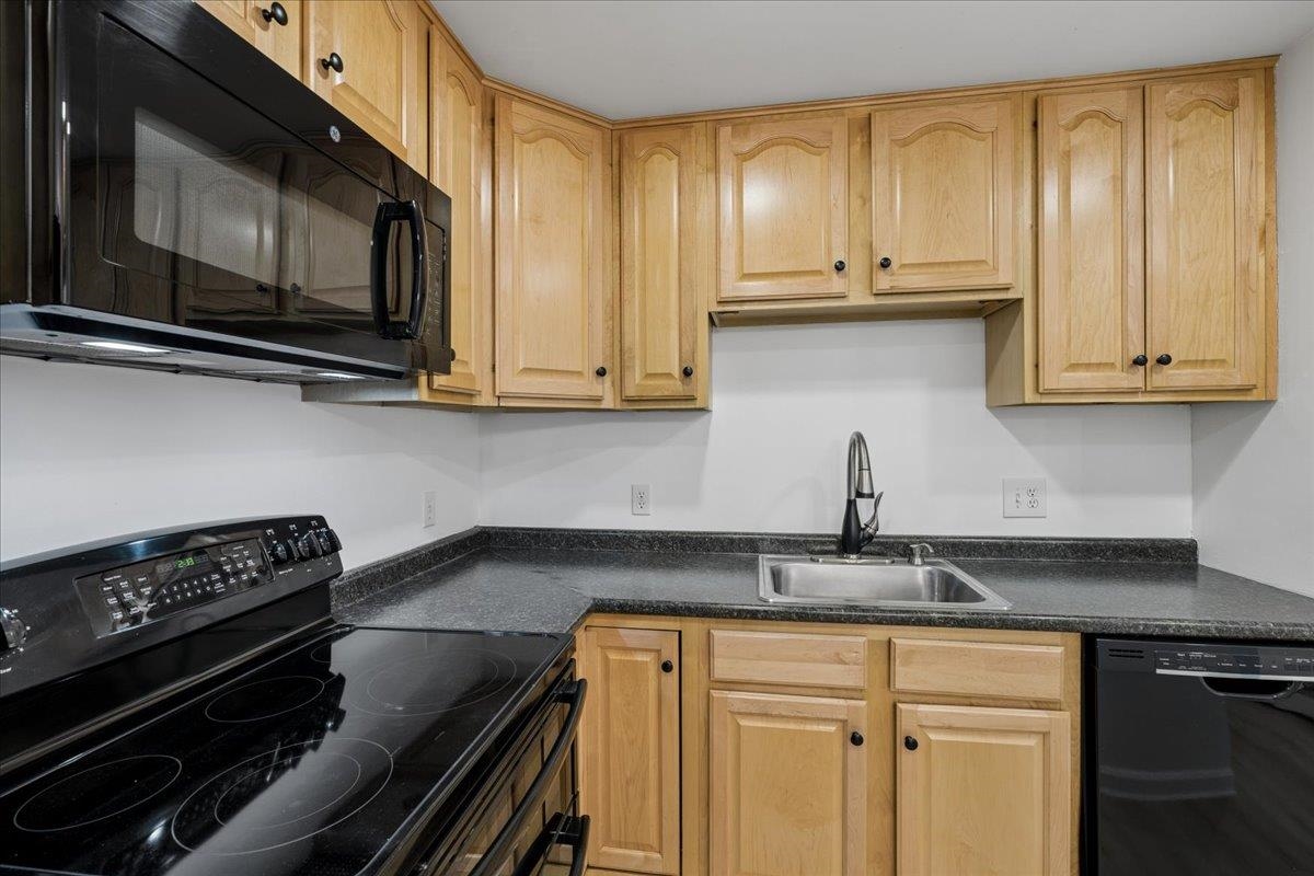 2 Timberwood Dr, Goffstown, NH 03045