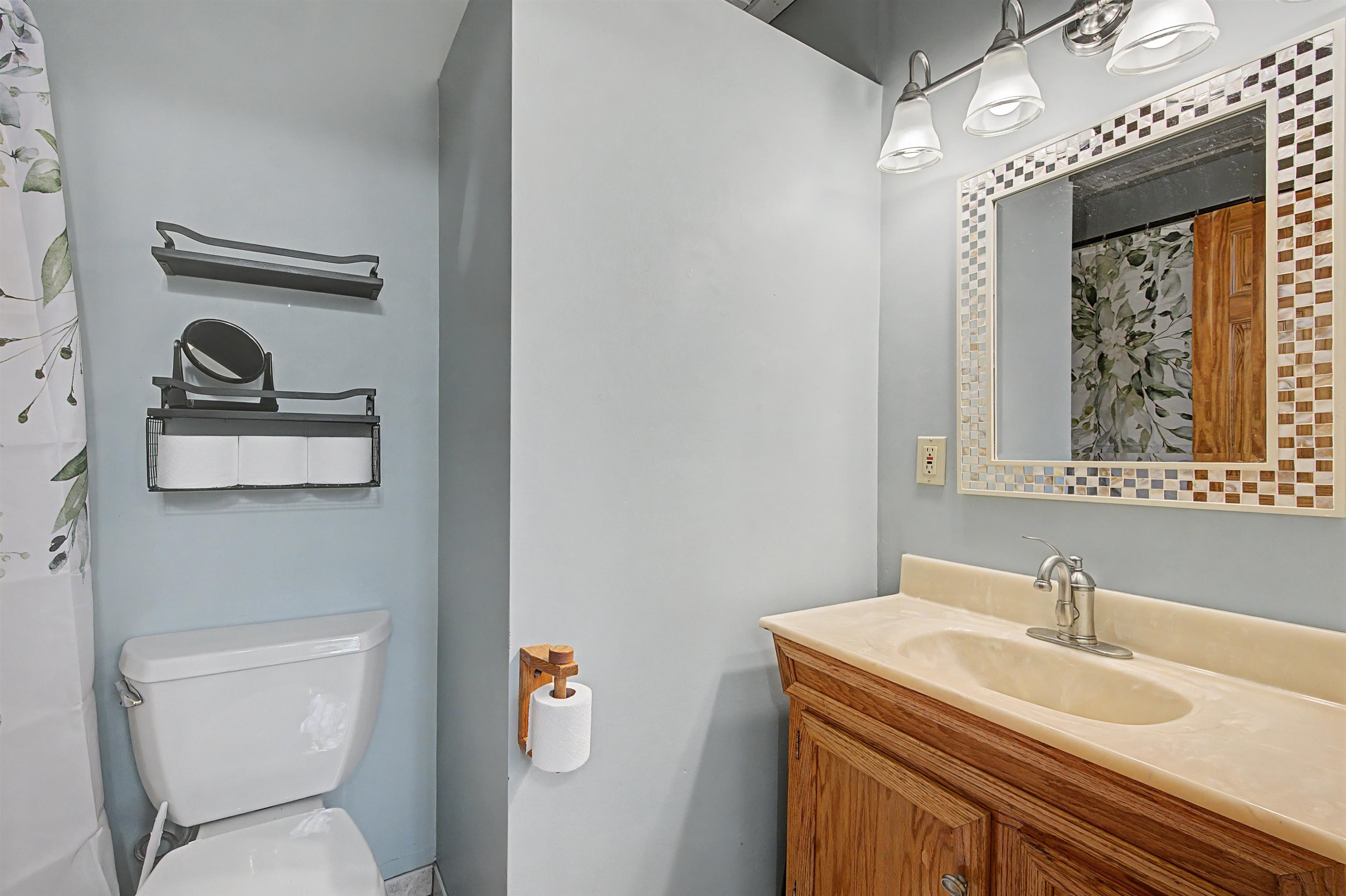 48 Bradford Rd, Sunapee, NH 03782