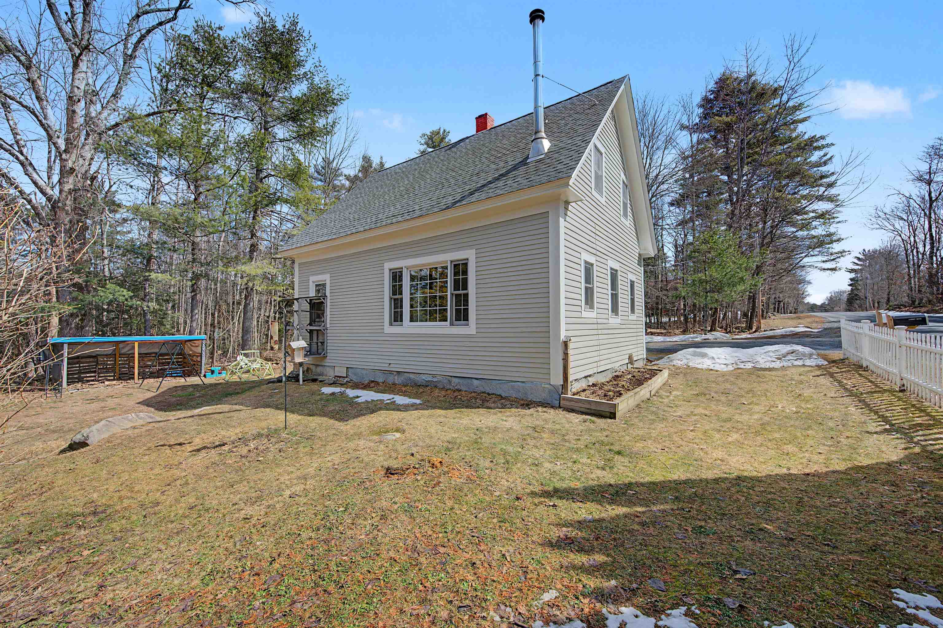 48 Bradford Rd, Sunapee, NH 03782
