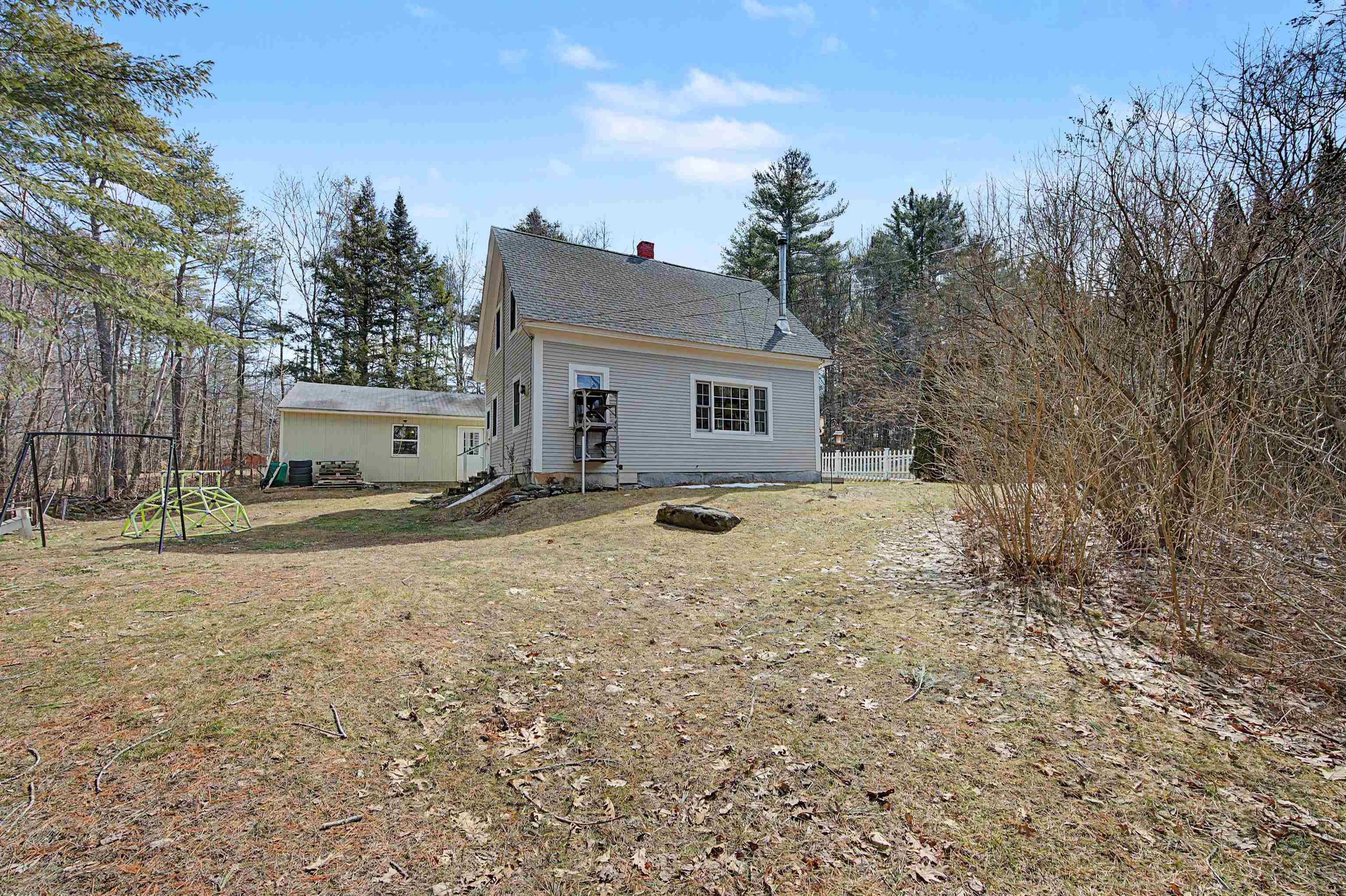 48 Bradford Rd, Sunapee, NH 03782