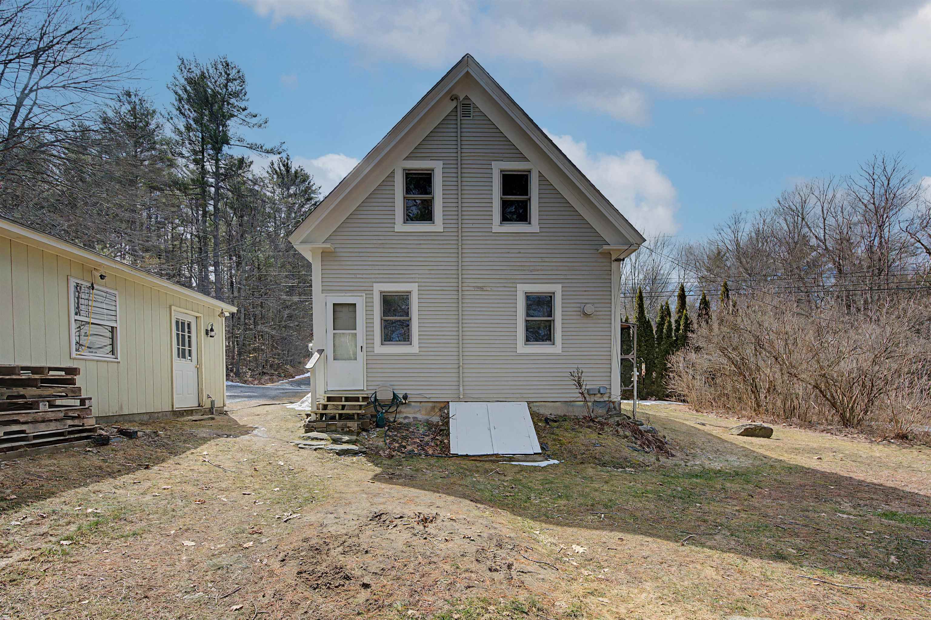 48 Bradford Rd, Sunapee, NH 03782