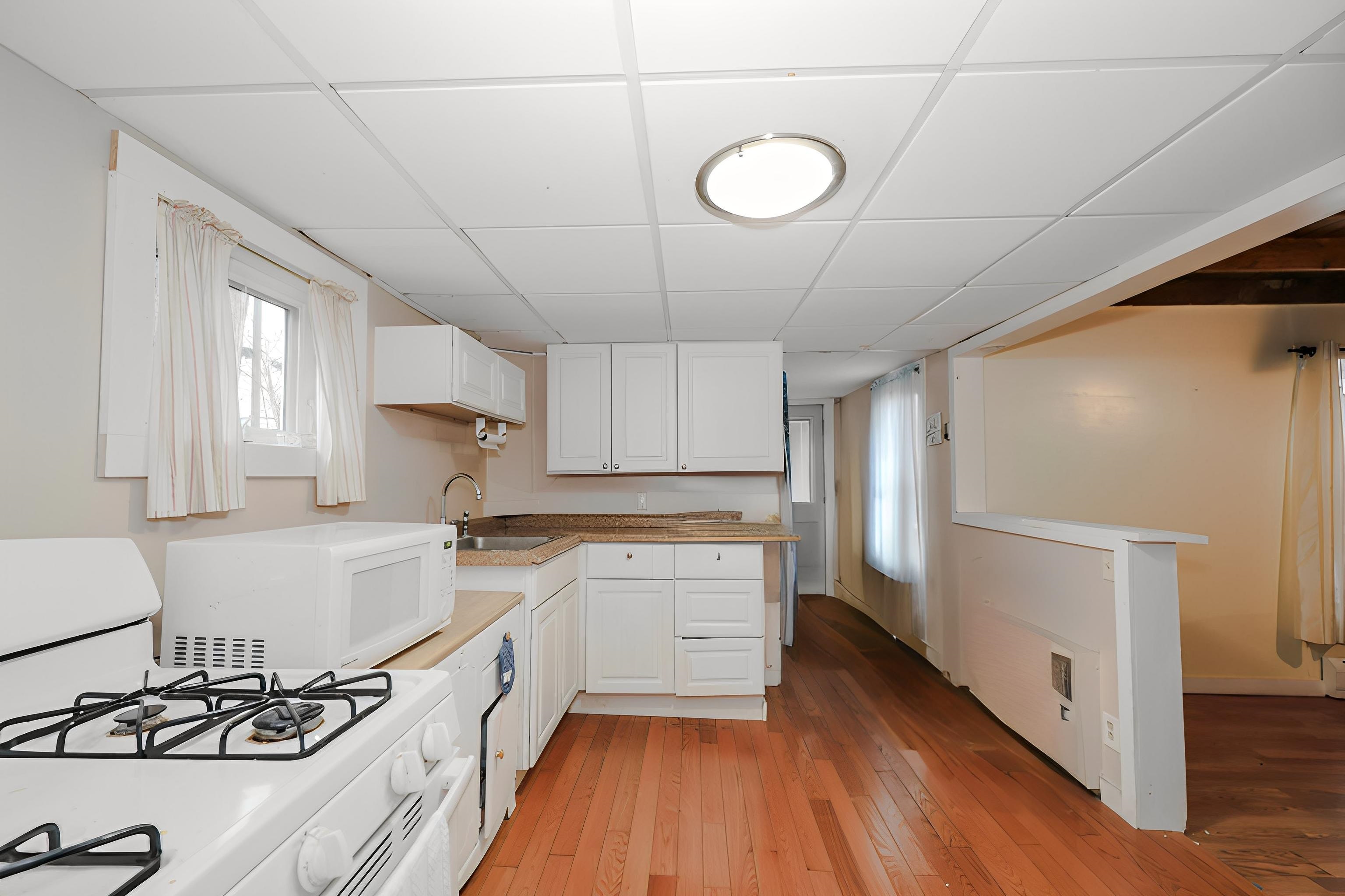 6 Milford St, Amherst, NH 03031