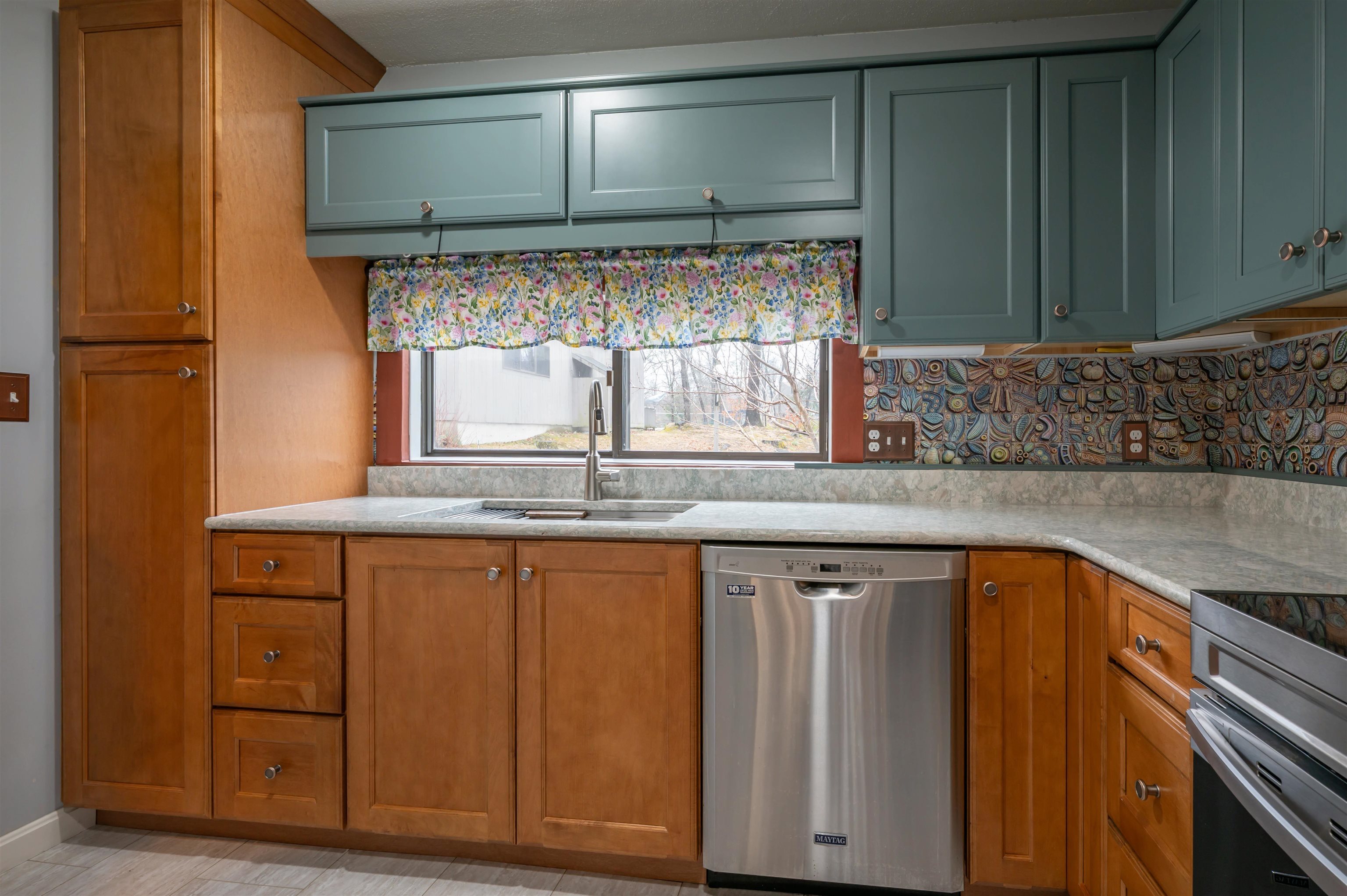 111 Coburn Ave, Nashua, NH 03063