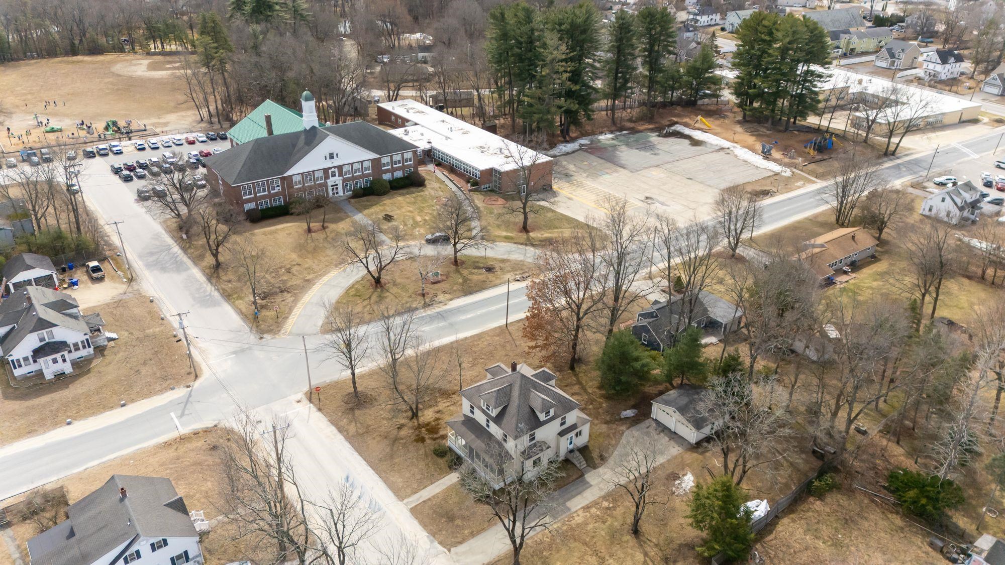 7 1st St, Hudson, NH 03051