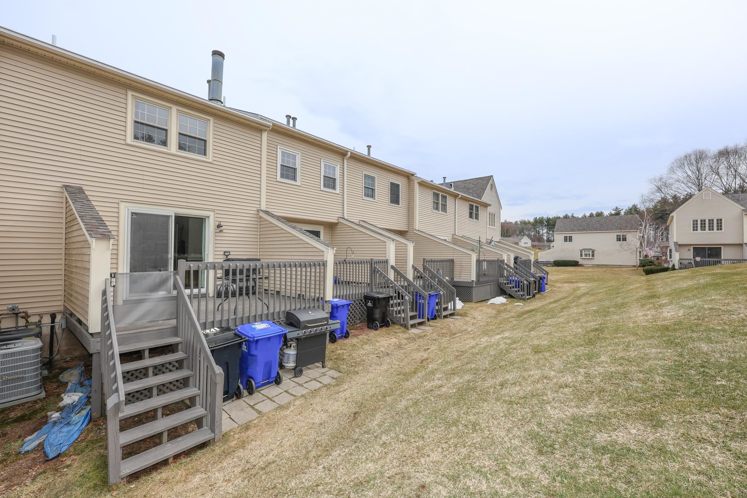 123 Fox Hollow Dr, Hudson, NH 03051