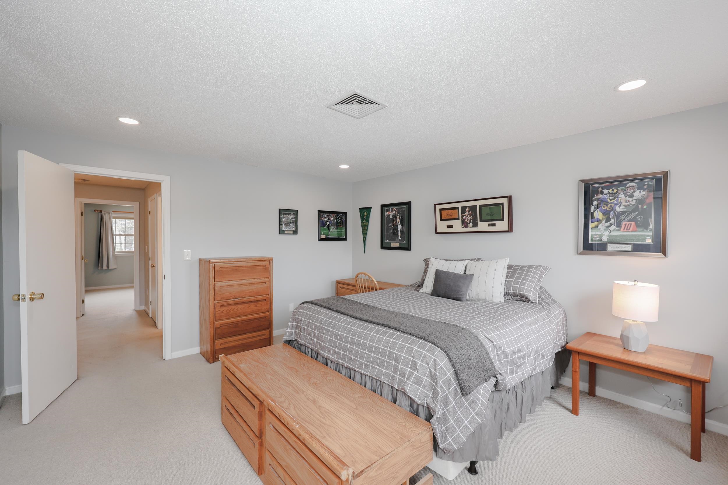 123 Fox Hollow Dr, Hudson, NH 03051