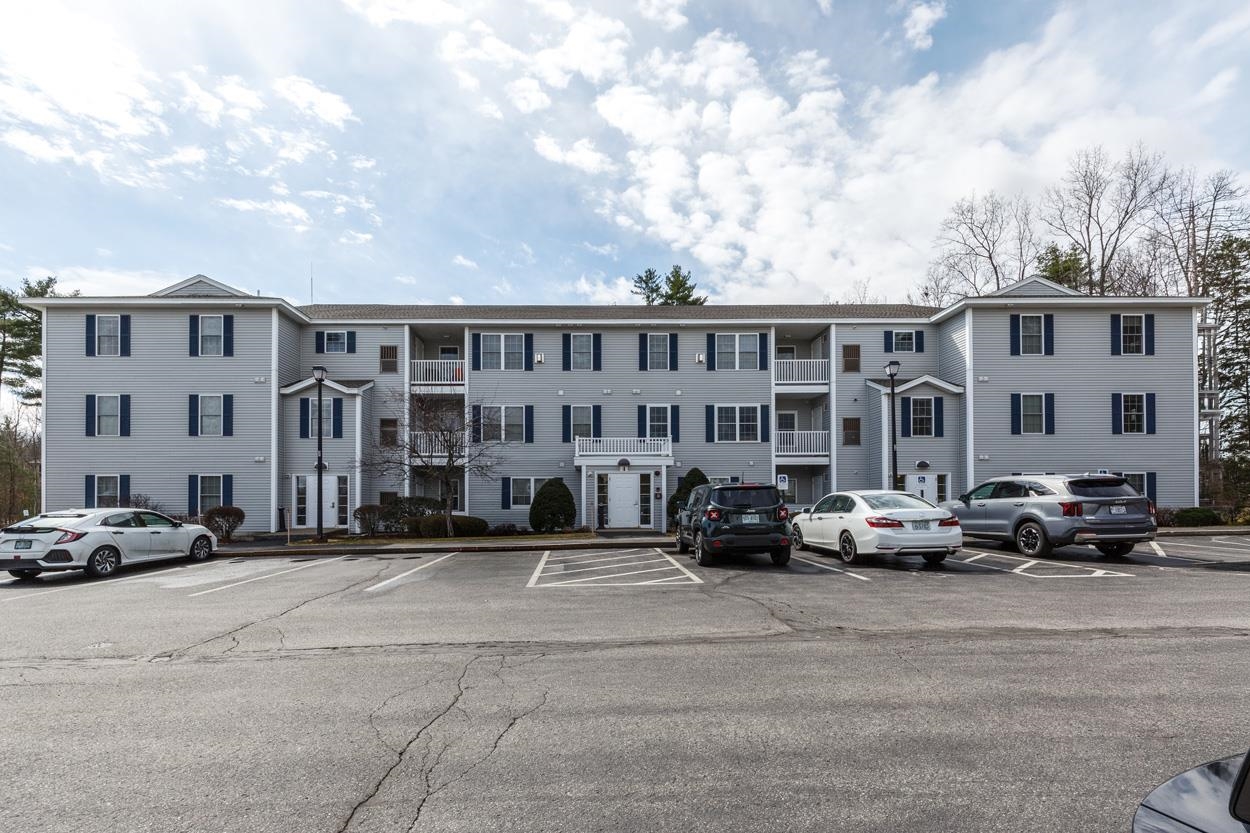 4 Crestview Cir, Londonderry, NH 03053