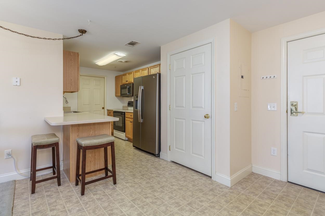 4 Crestview Cir, Londonderry, NH 03053