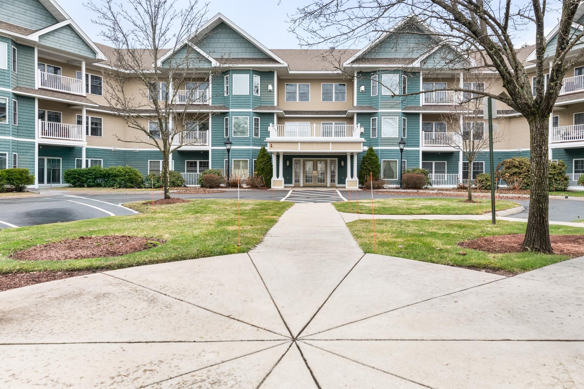 65 Hawthorne Dr #316, Bedford, NH 03110