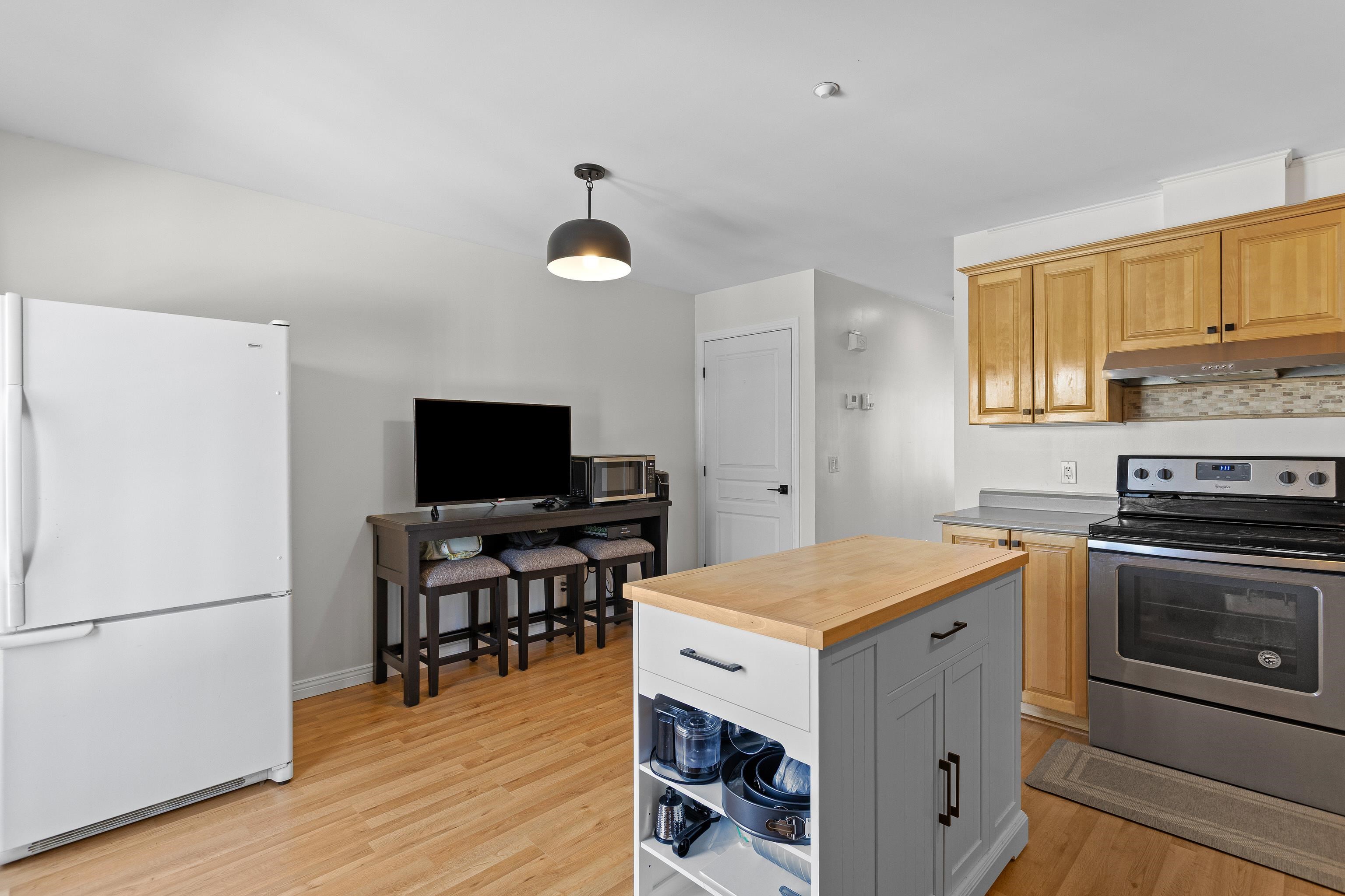 6 Tammy Ct, Hudson, NH 03051