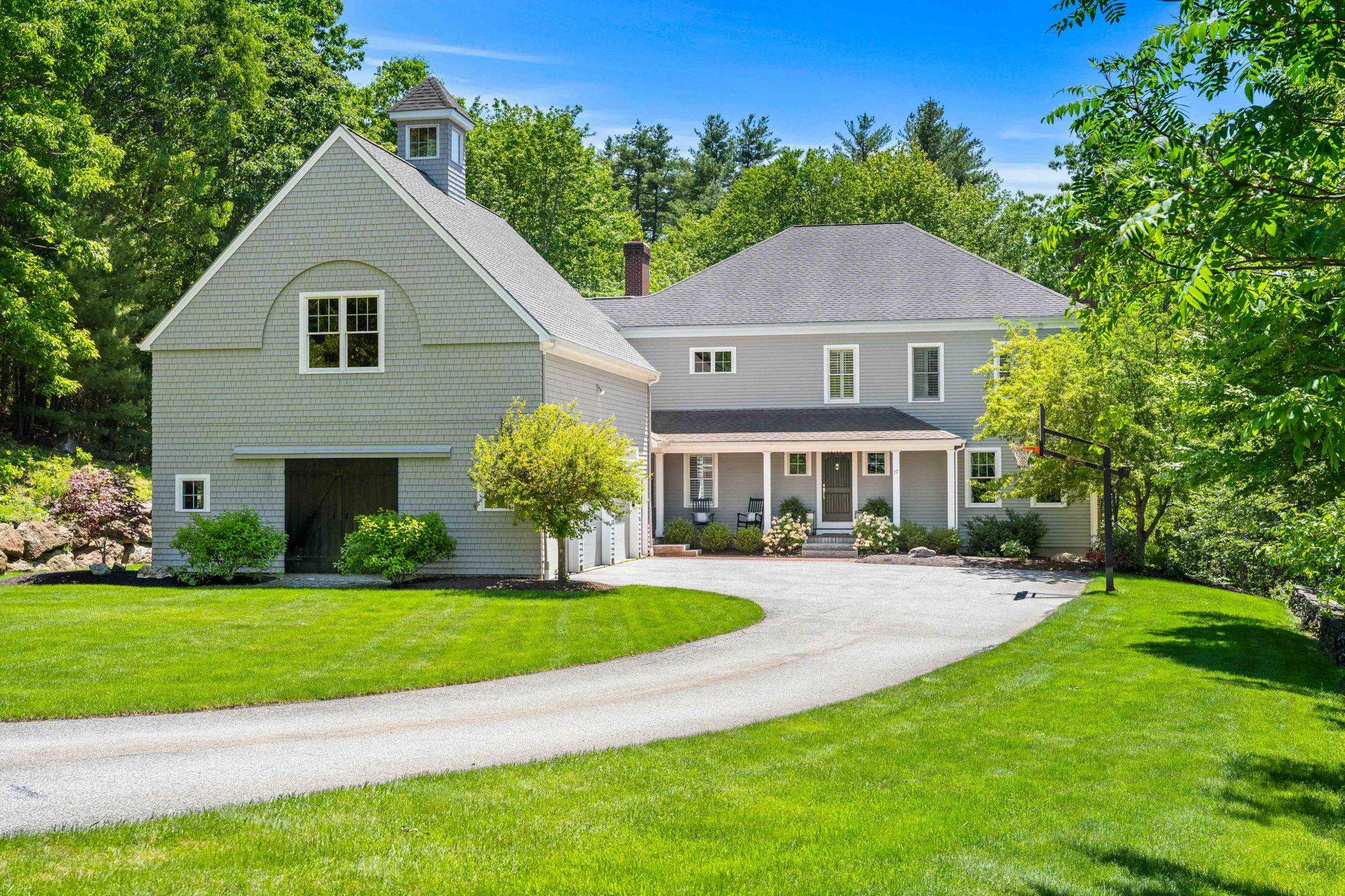 17 Canterbury Ln, Bedford, NH 03110