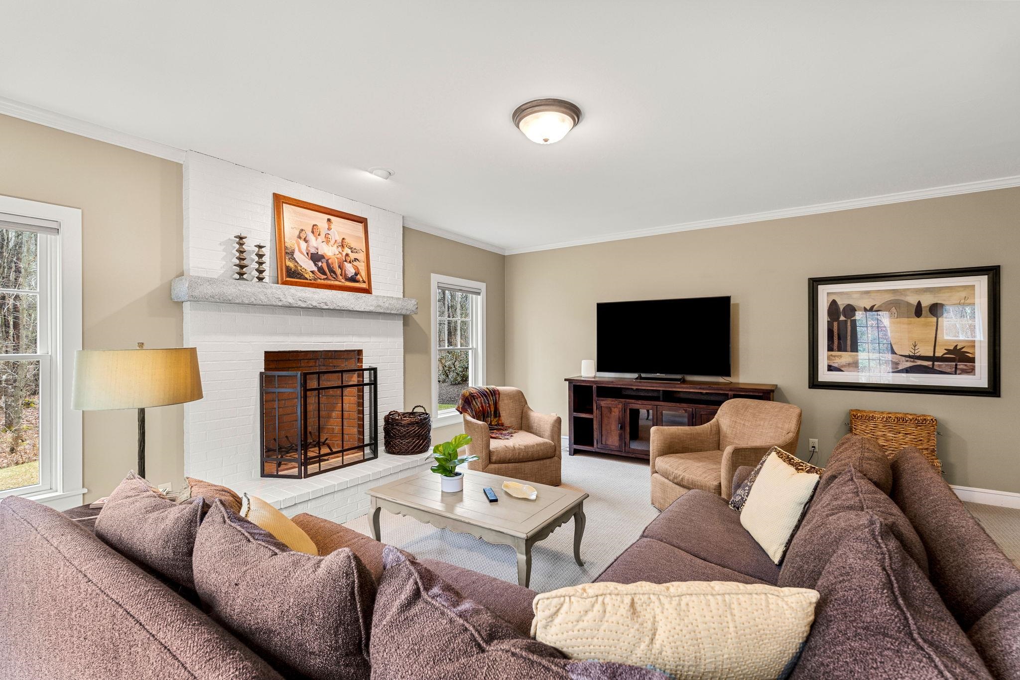 17 Canterbury Ln, Bedford, NH 03110