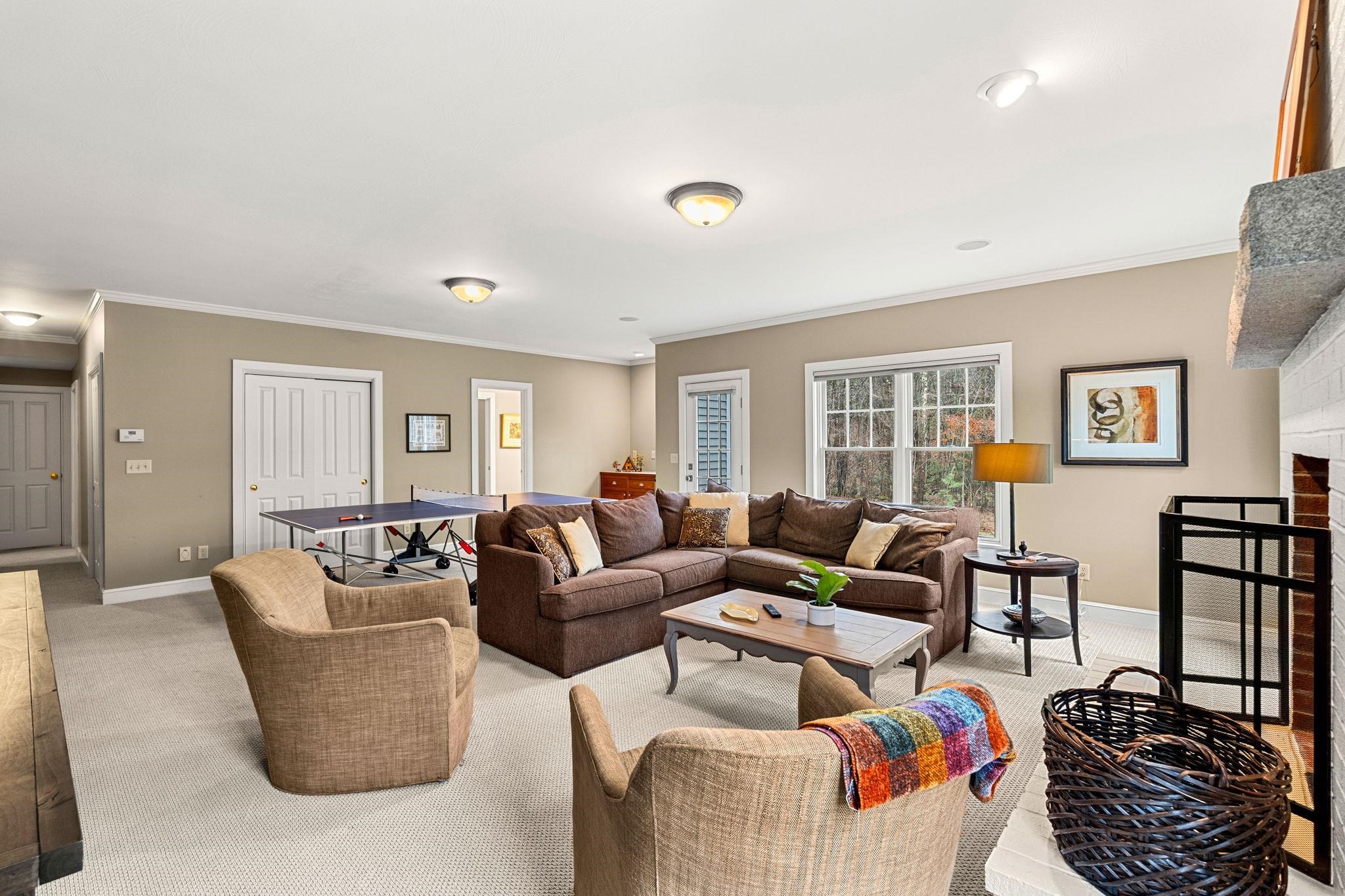 17 Canterbury Ln, Bedford, NH 03110