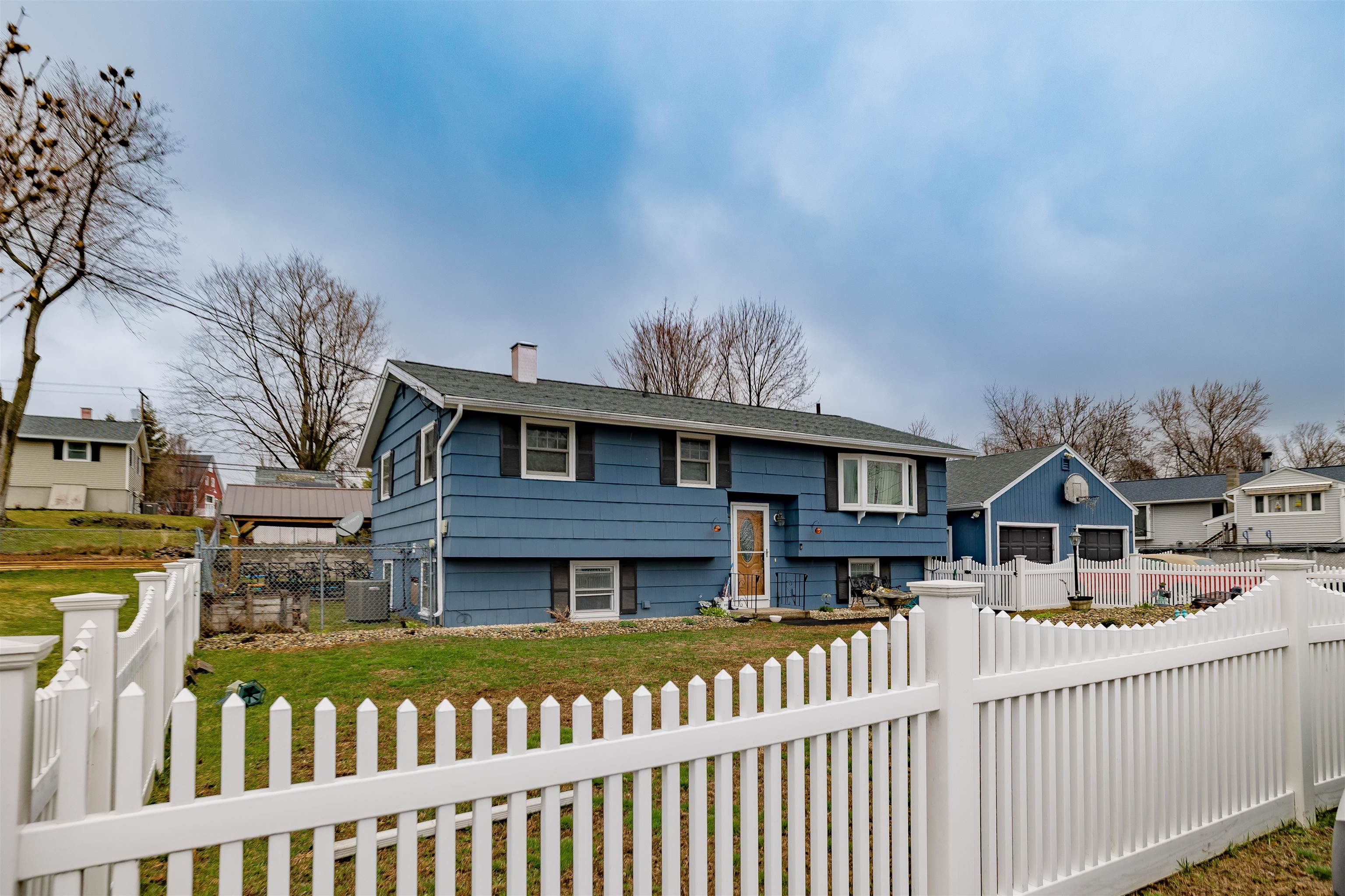 25 Pelham St, Nashua, NH 03063