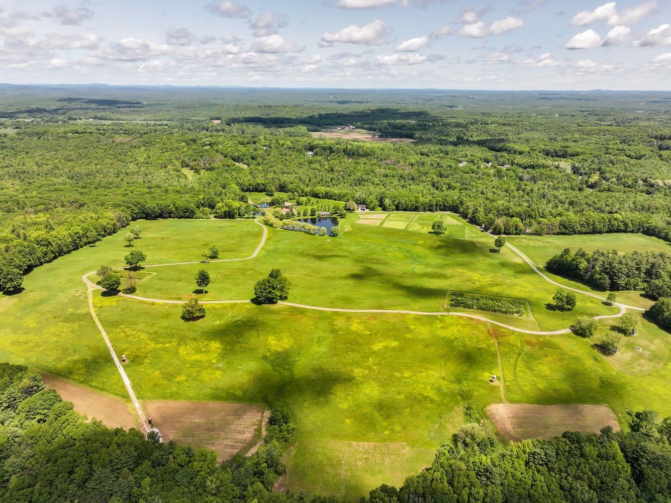 14 Bartlett Rd, Kensington, NH 03833