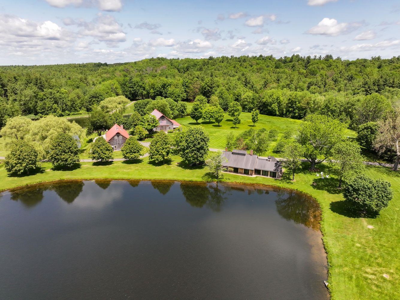 14 Bartlett Rd, Kensington, NH 03833