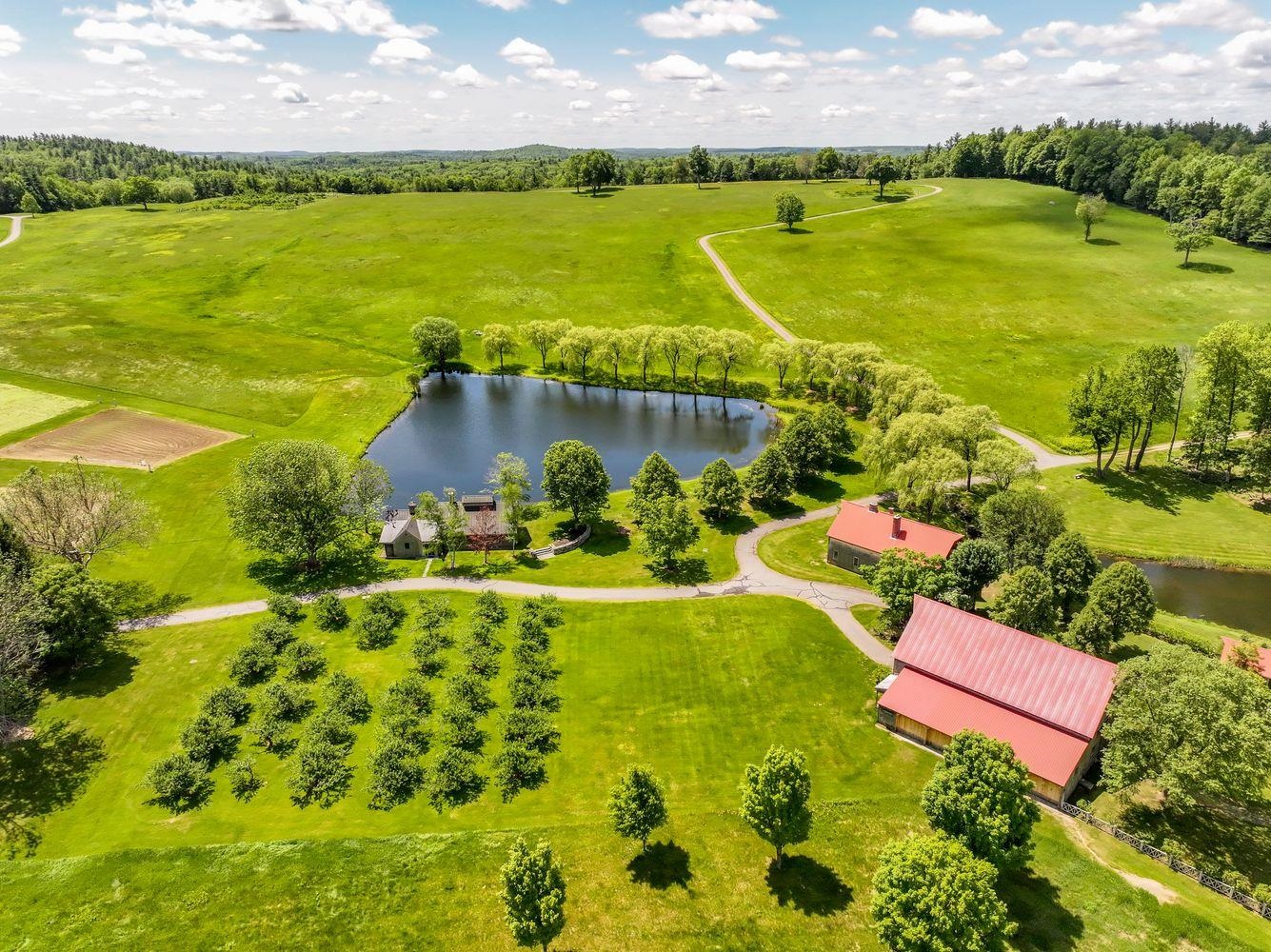 14 Bartlett Rd, Kensington, NH 03833