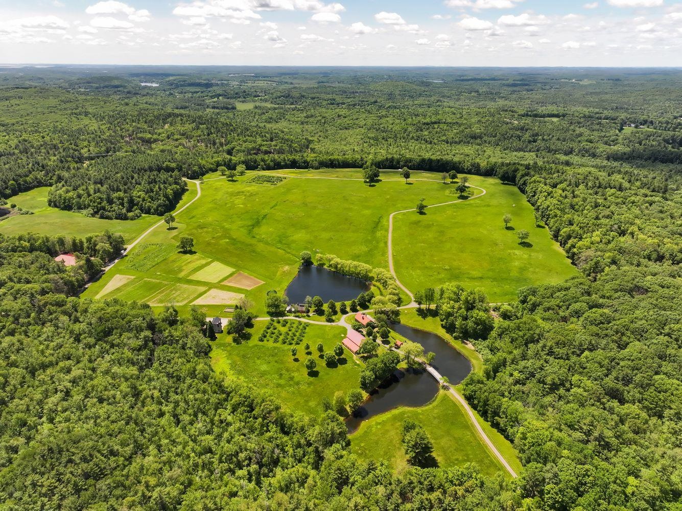 14 Bartlett Rd, Kensington, NH 03833