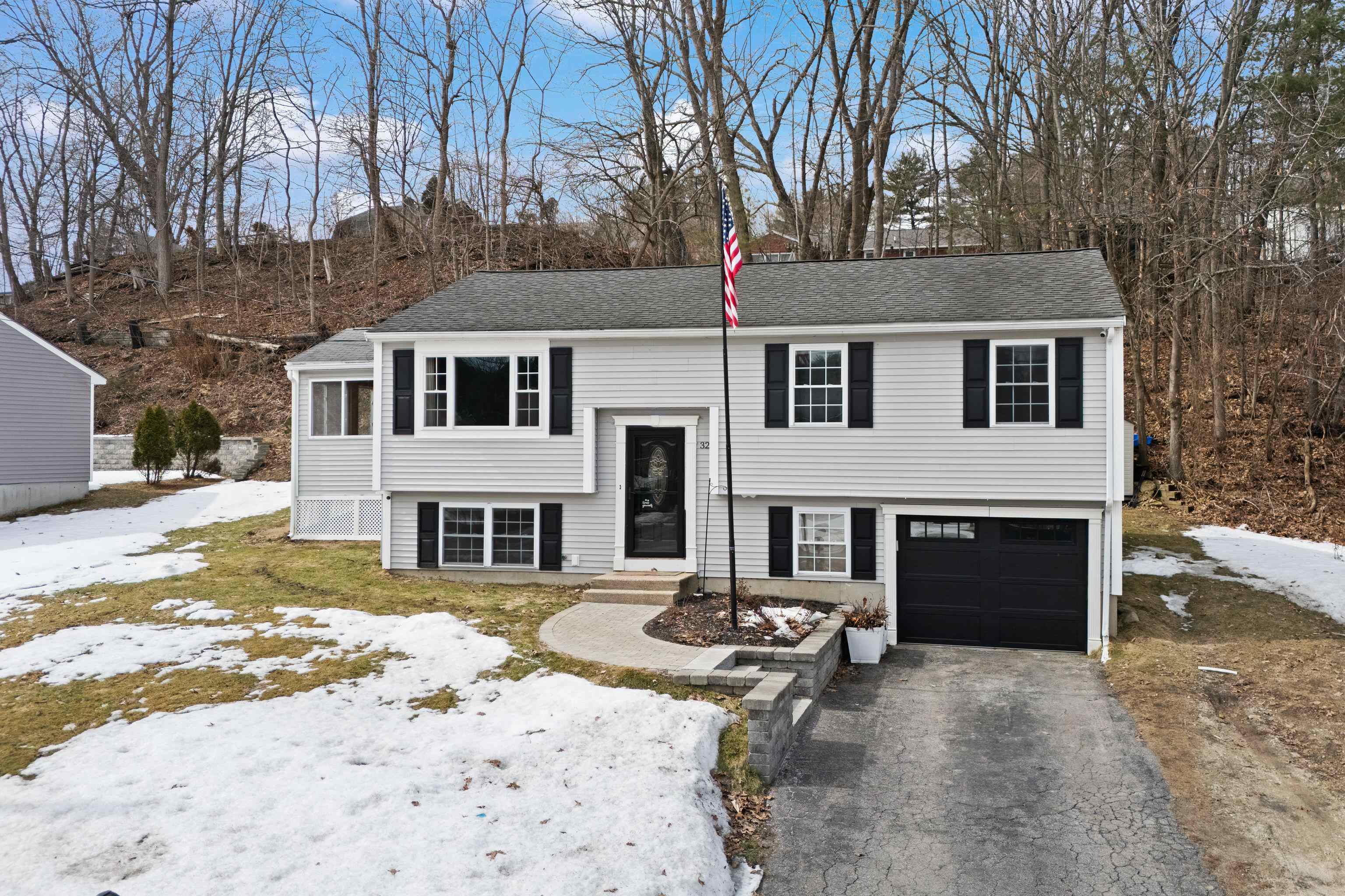 32 Syracuse Rd, Nashua, NH 03064