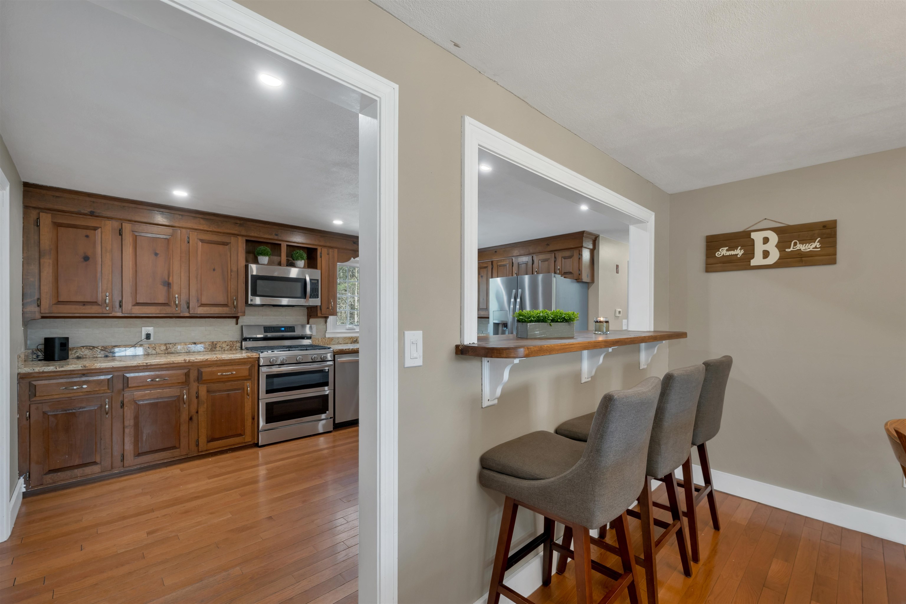 27 Cole St, Salem, NH 03079