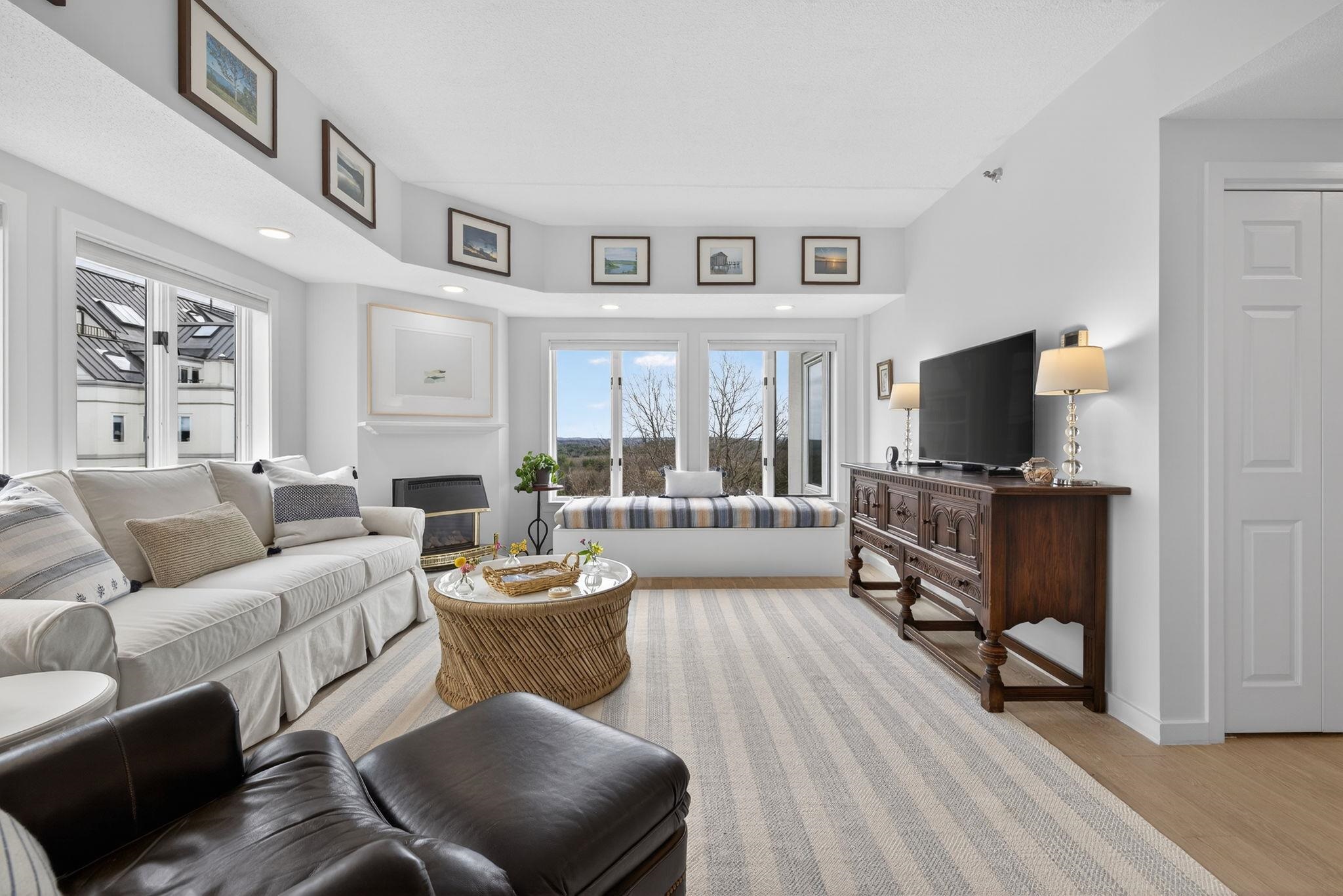 12 Mountain Laurels Dr, Nashua, NH 03062