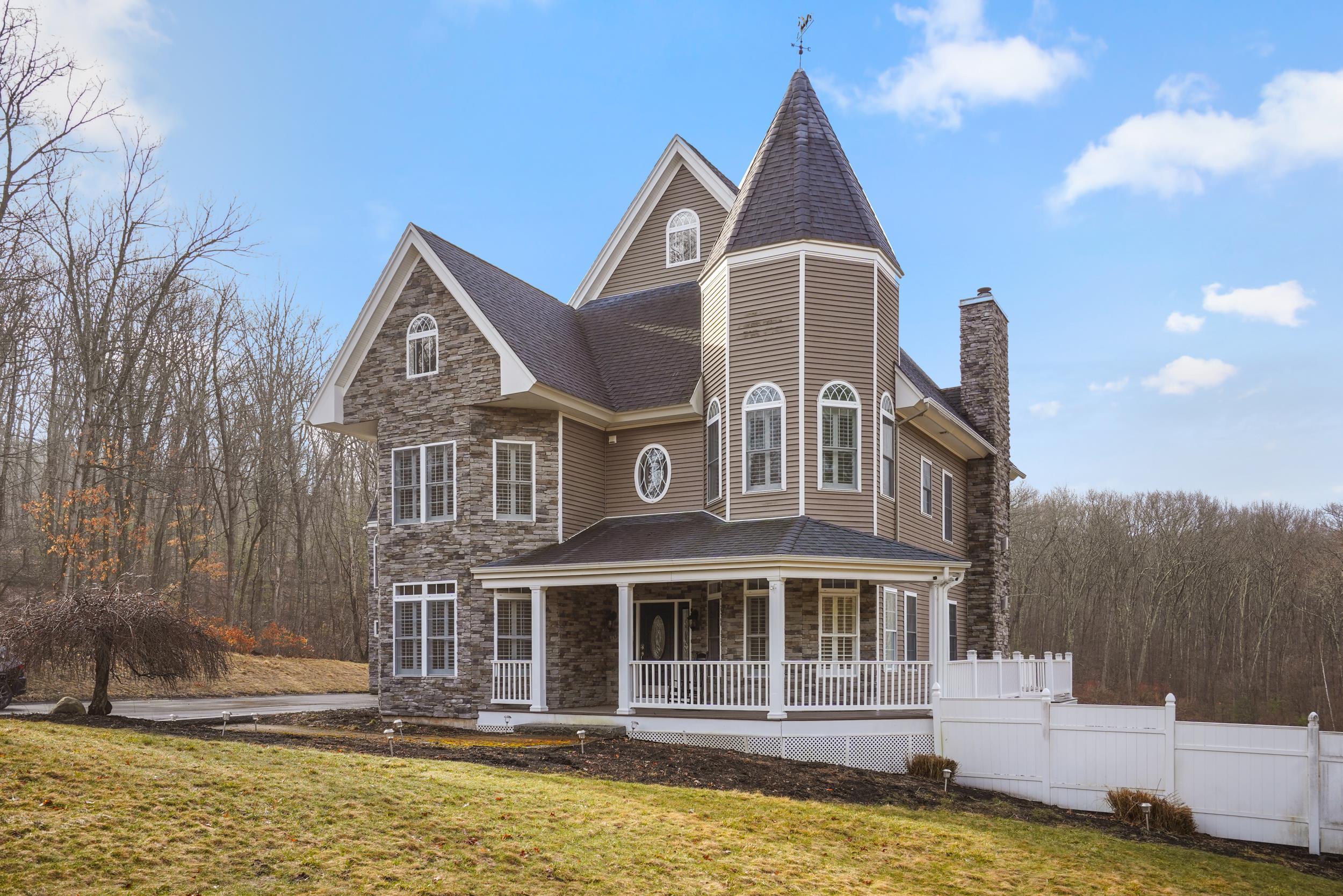 10 Woodland Dr, Hudson, NH 03051