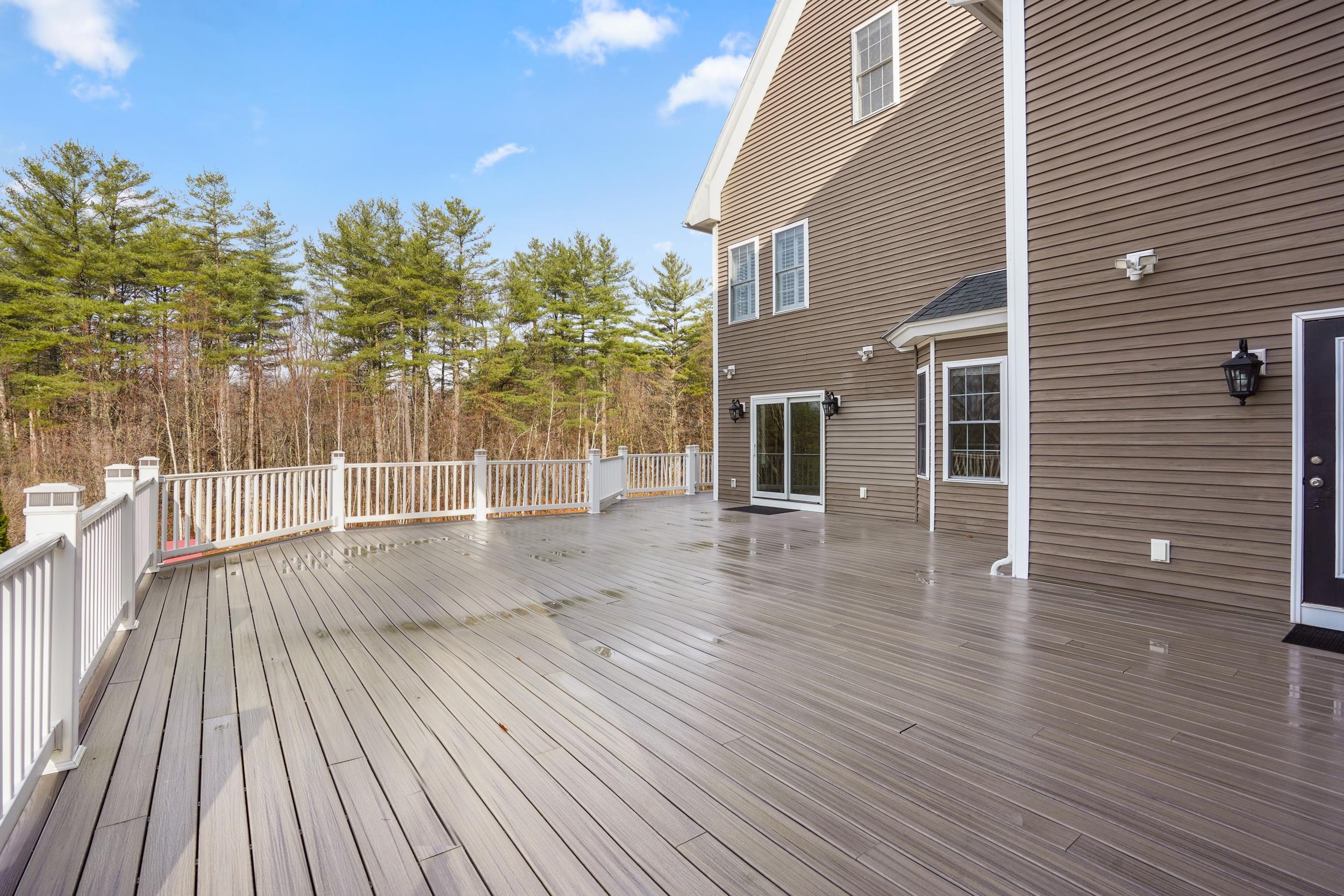 10 Woodland Dr, Hudson, NH 03051