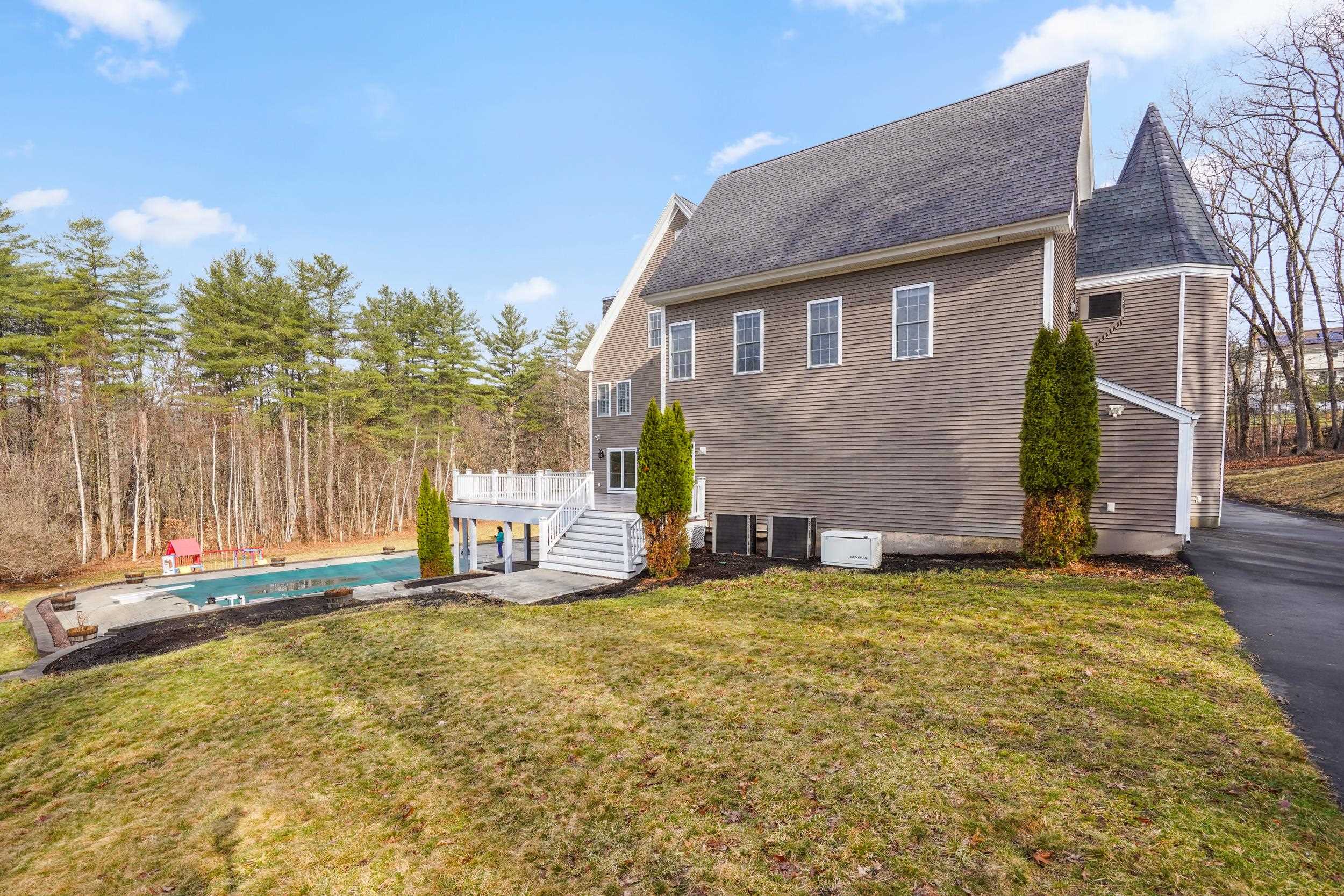 10 Woodland Dr, Hudson, NH 03051