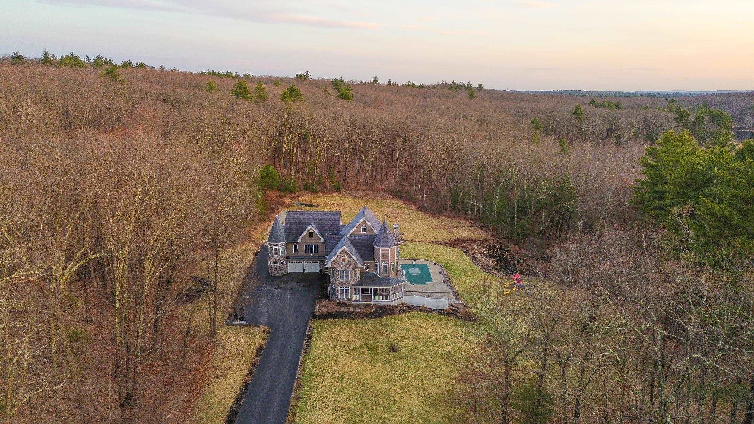 10 Woodland Dr, Hudson, NH 03051