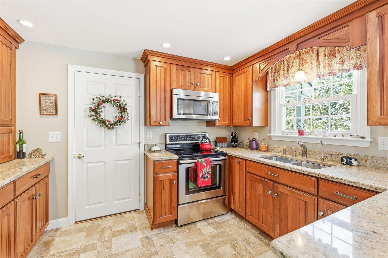 65 Currier Ave, Peterborough, NH 03458