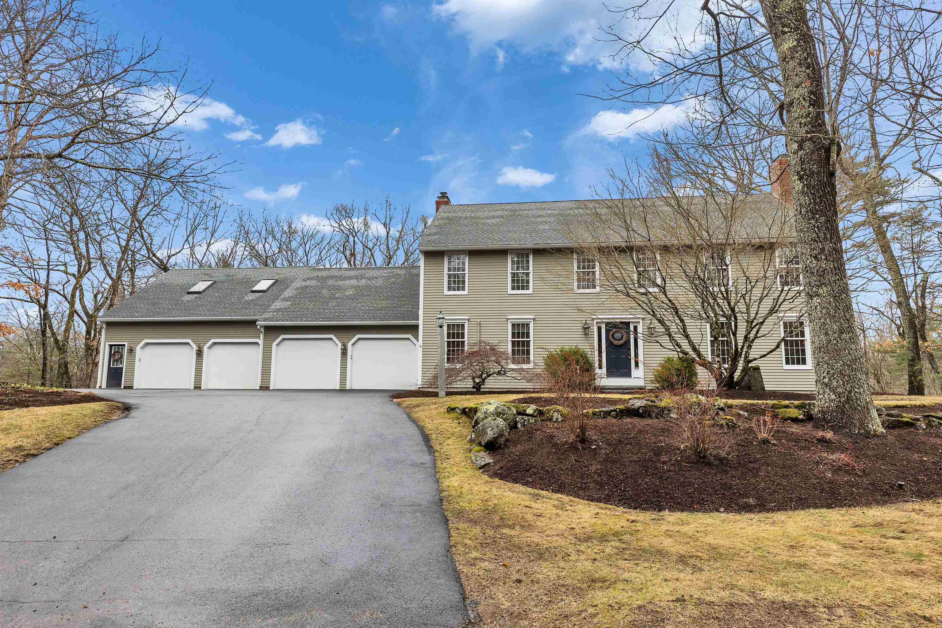 7 Village Woods Dr, Amherst, NH 03031