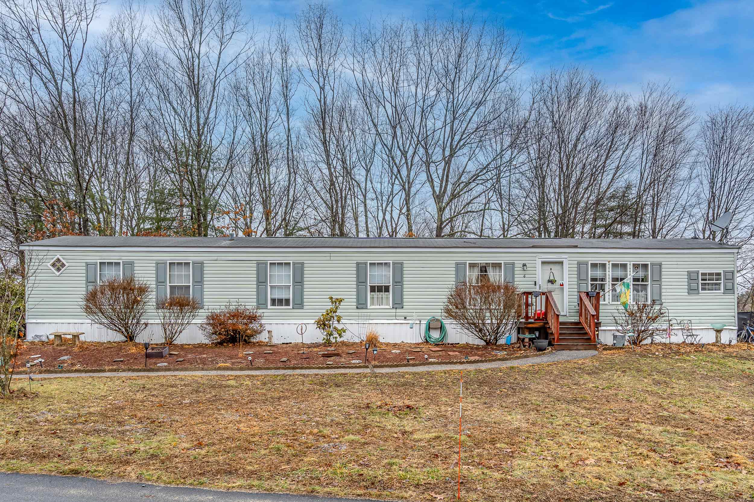 4 Cammett Dr, Raymond, NH 03077