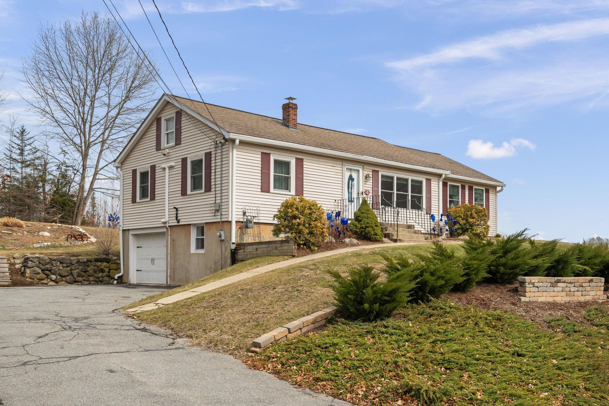 48 Main St, Atkinson, NH 03811-2519