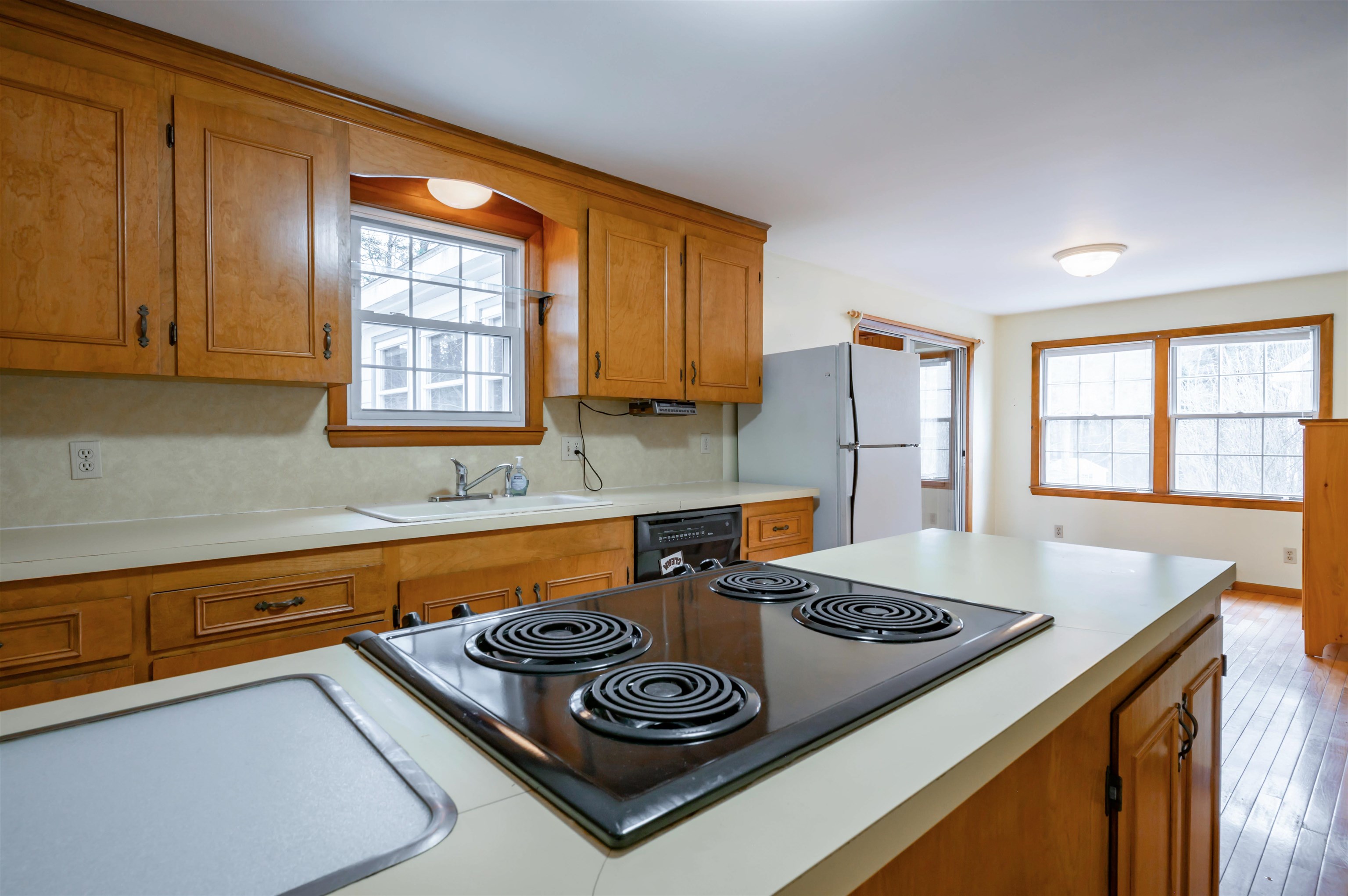 98 Oak St, Milford, NH 03055