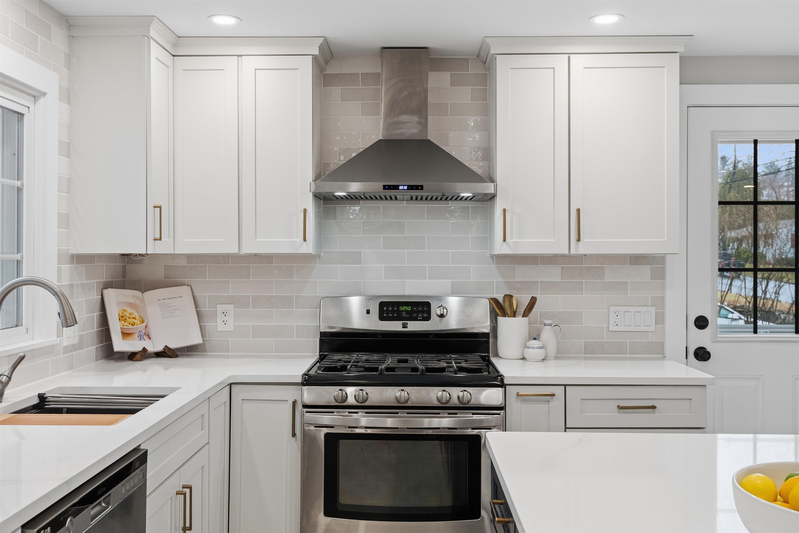 8 Oakdale Ave, Nashua, NH 03062