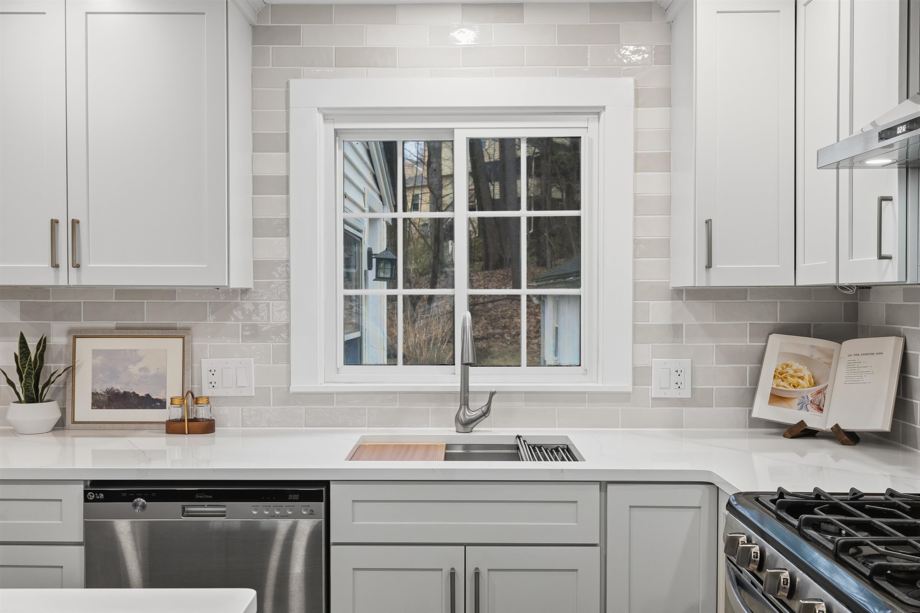 8 Oakdale Ave, Nashua, NH 03062