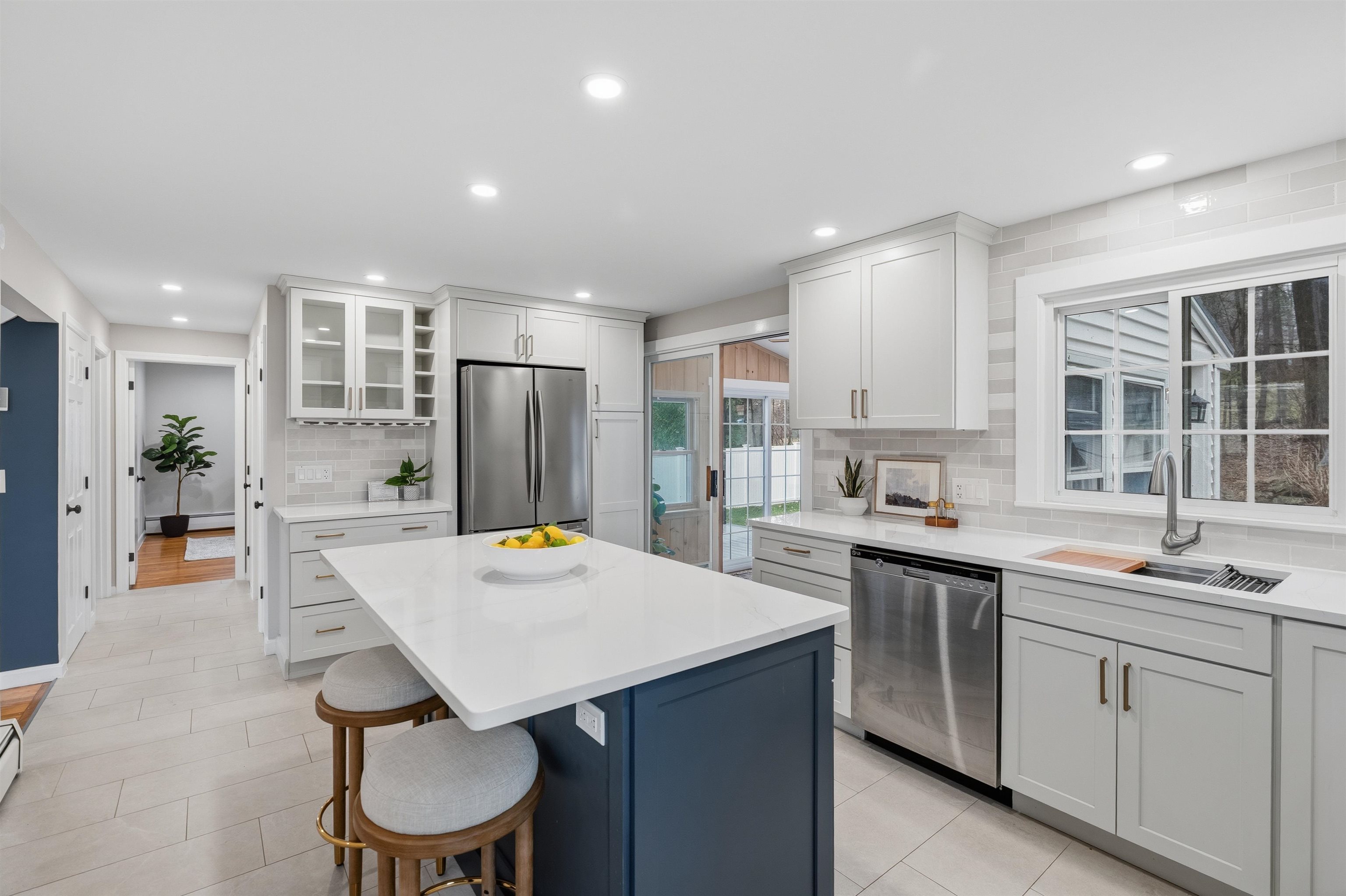 8 Oakdale Ave, Nashua, NH 03062