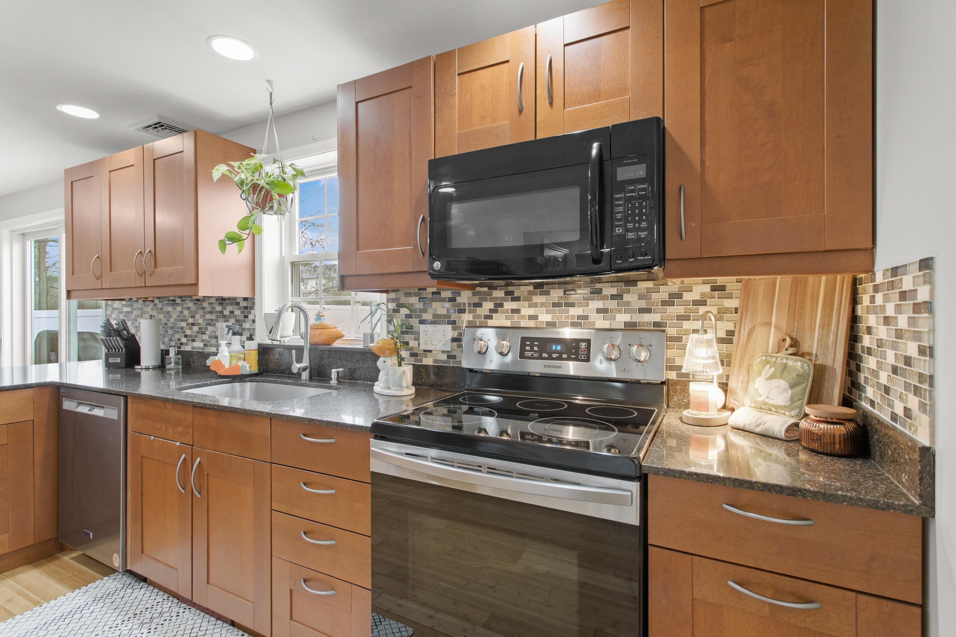 3 Kendall Pond Rd, Derry, NH 03038