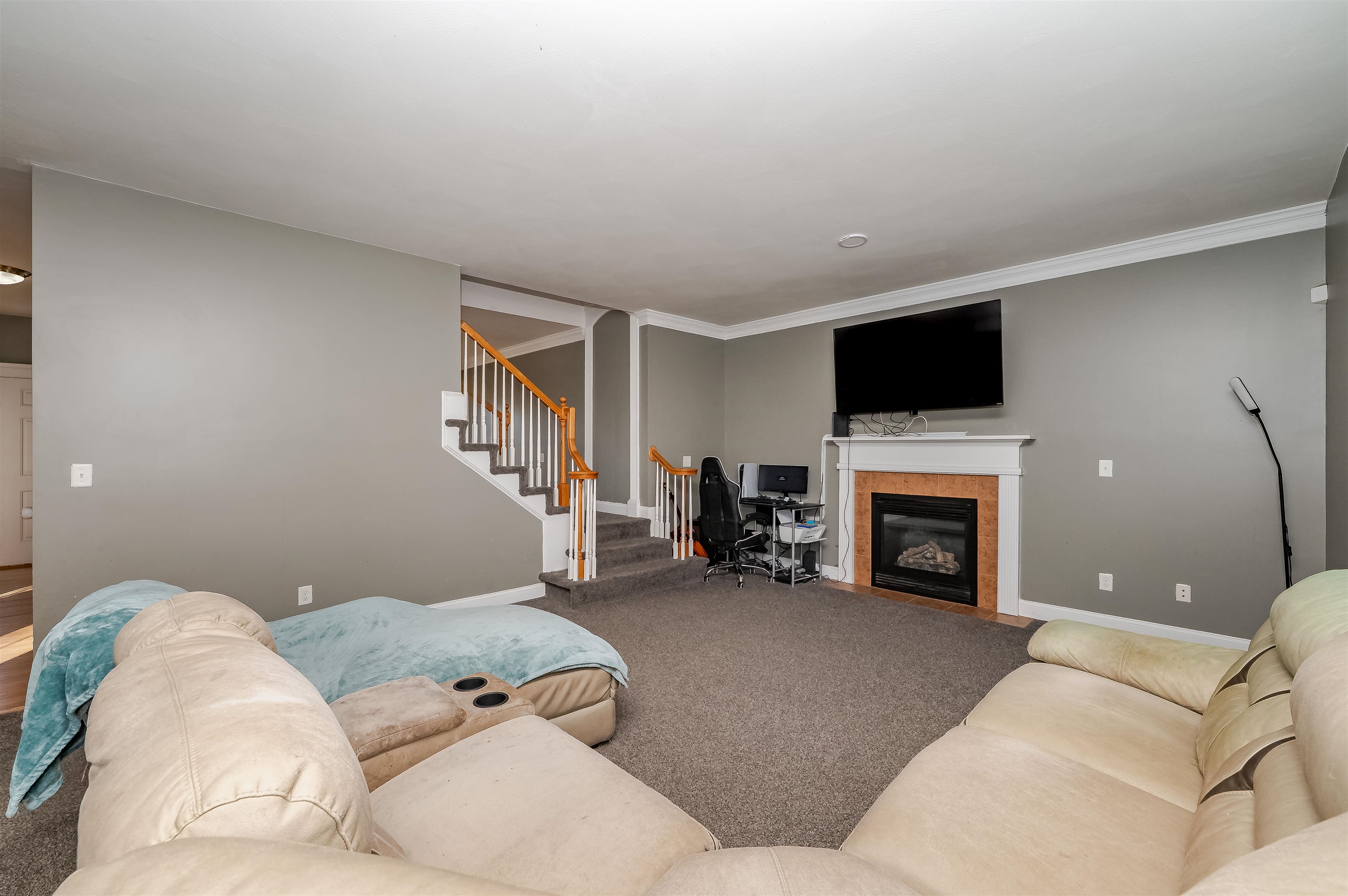 16 Pond Rd, Raymond, NH 03077