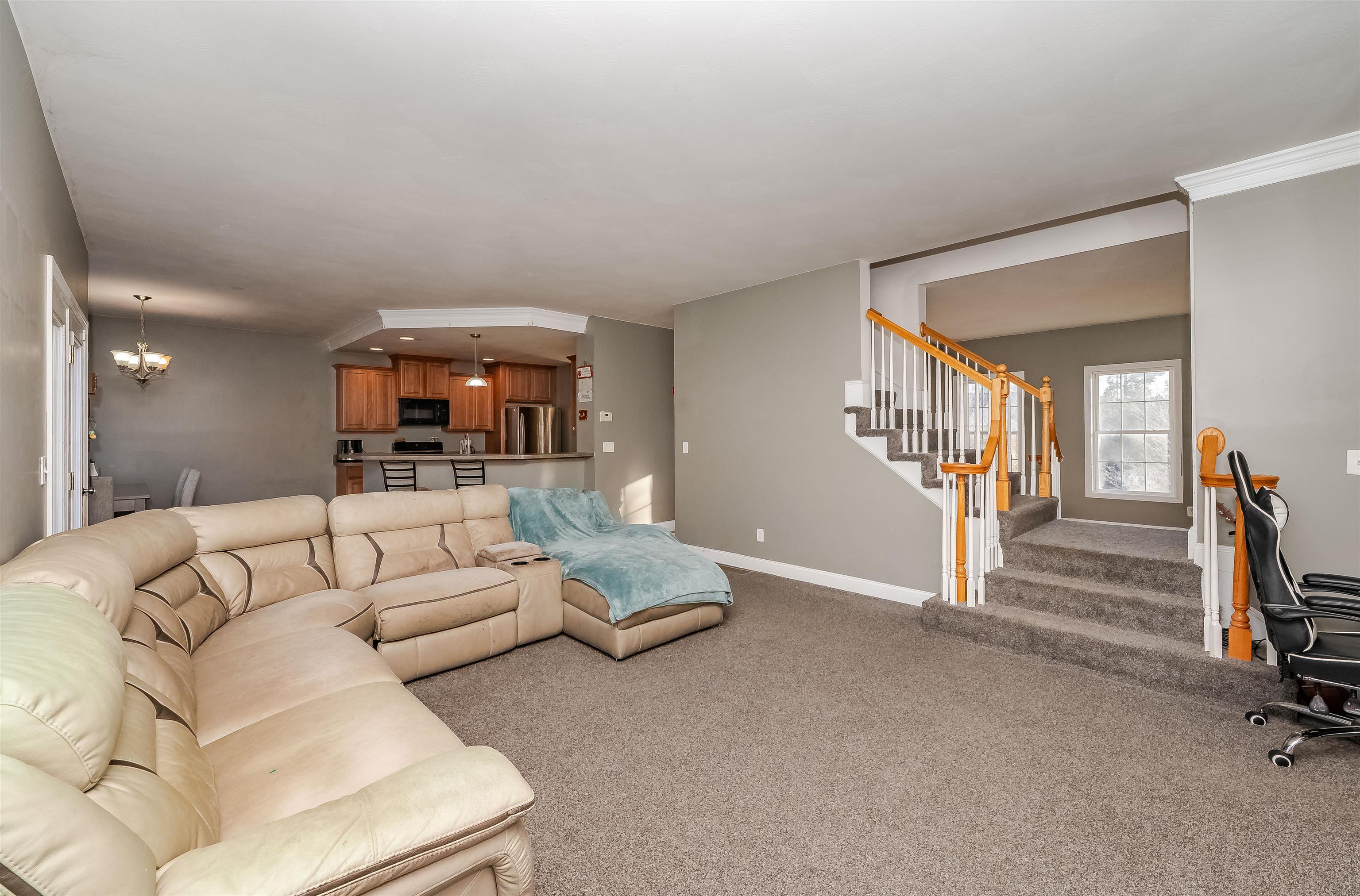 16 Pond Rd, Raymond, NH 03077