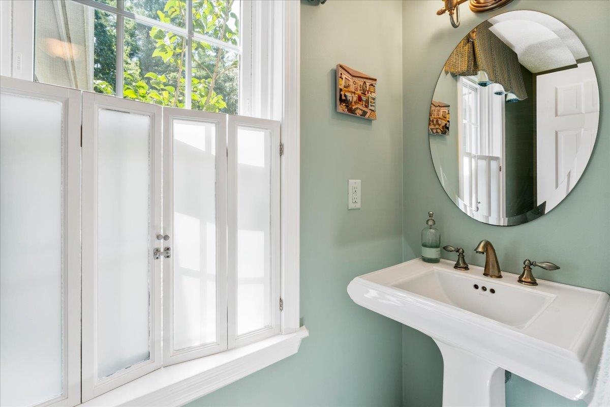 29 Rolling Ridge Rd, Londonderry, NH 03053